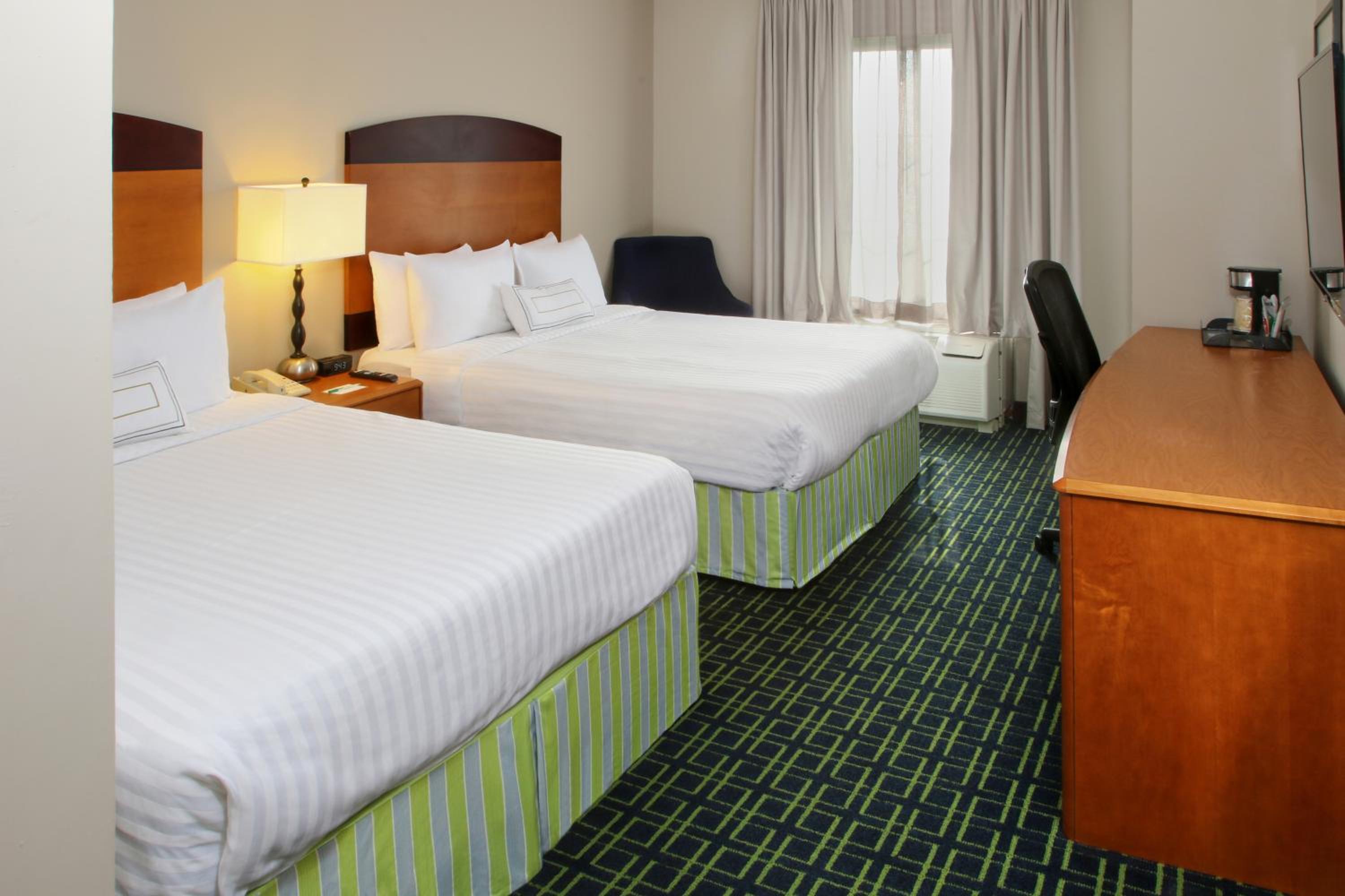 Business Queen Room with Two Queen Beds - Non-Smoking - Photo 4
