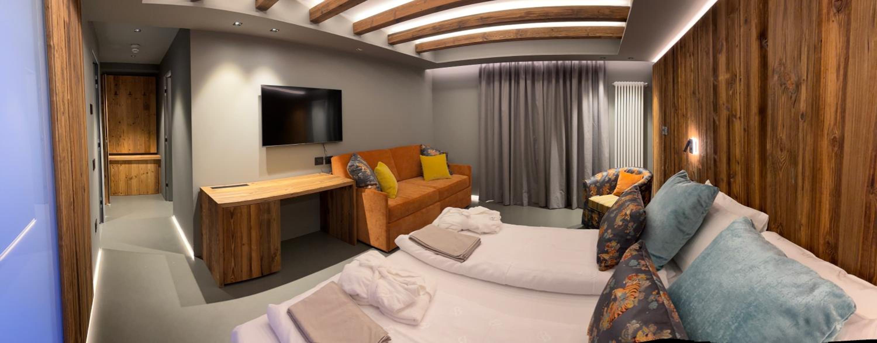 Family Room with Balcony photo 2