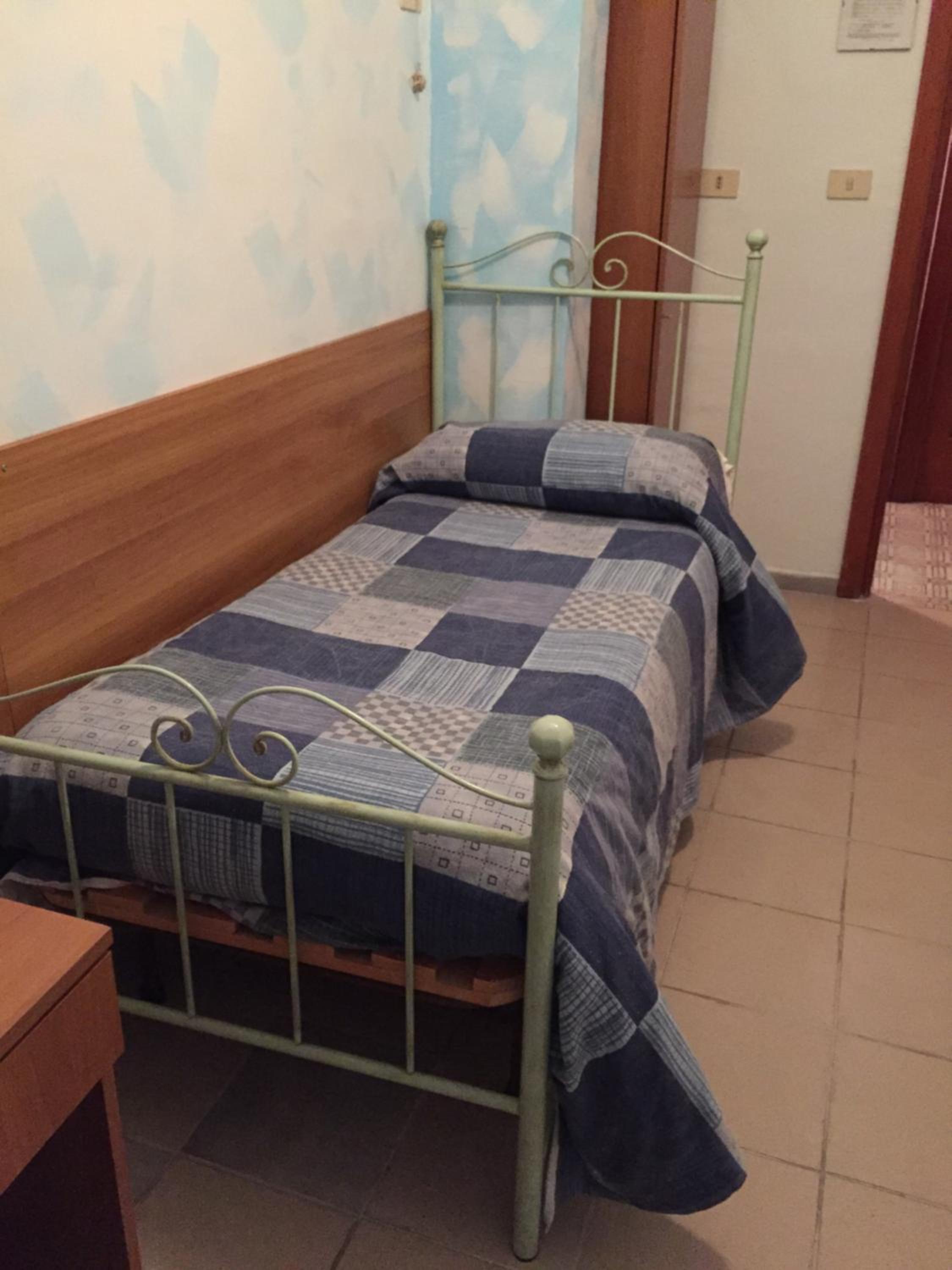 Single Room with Shared Bathroom photo 2