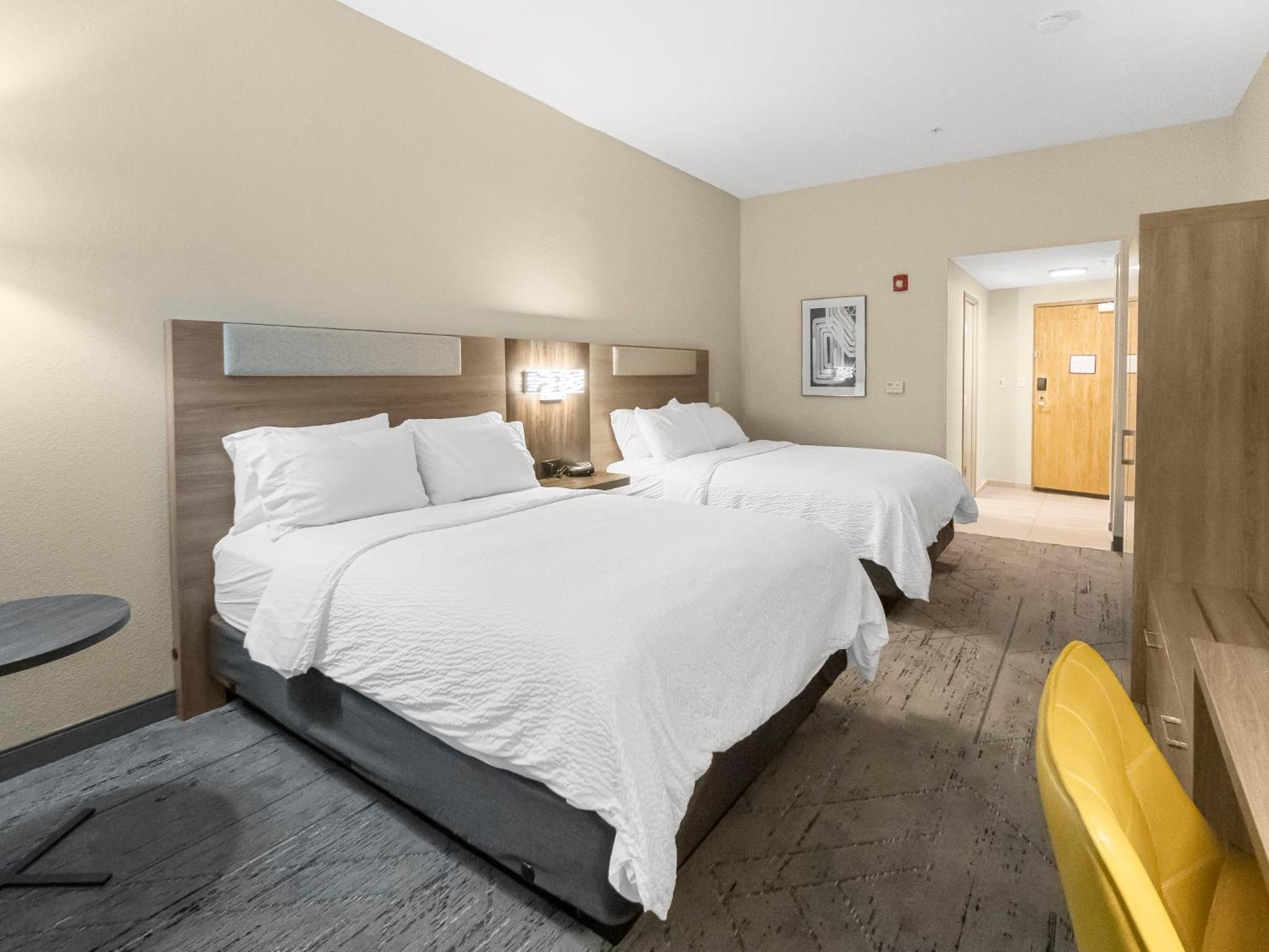 Standard Room with Two Queen Beds - Photo 8