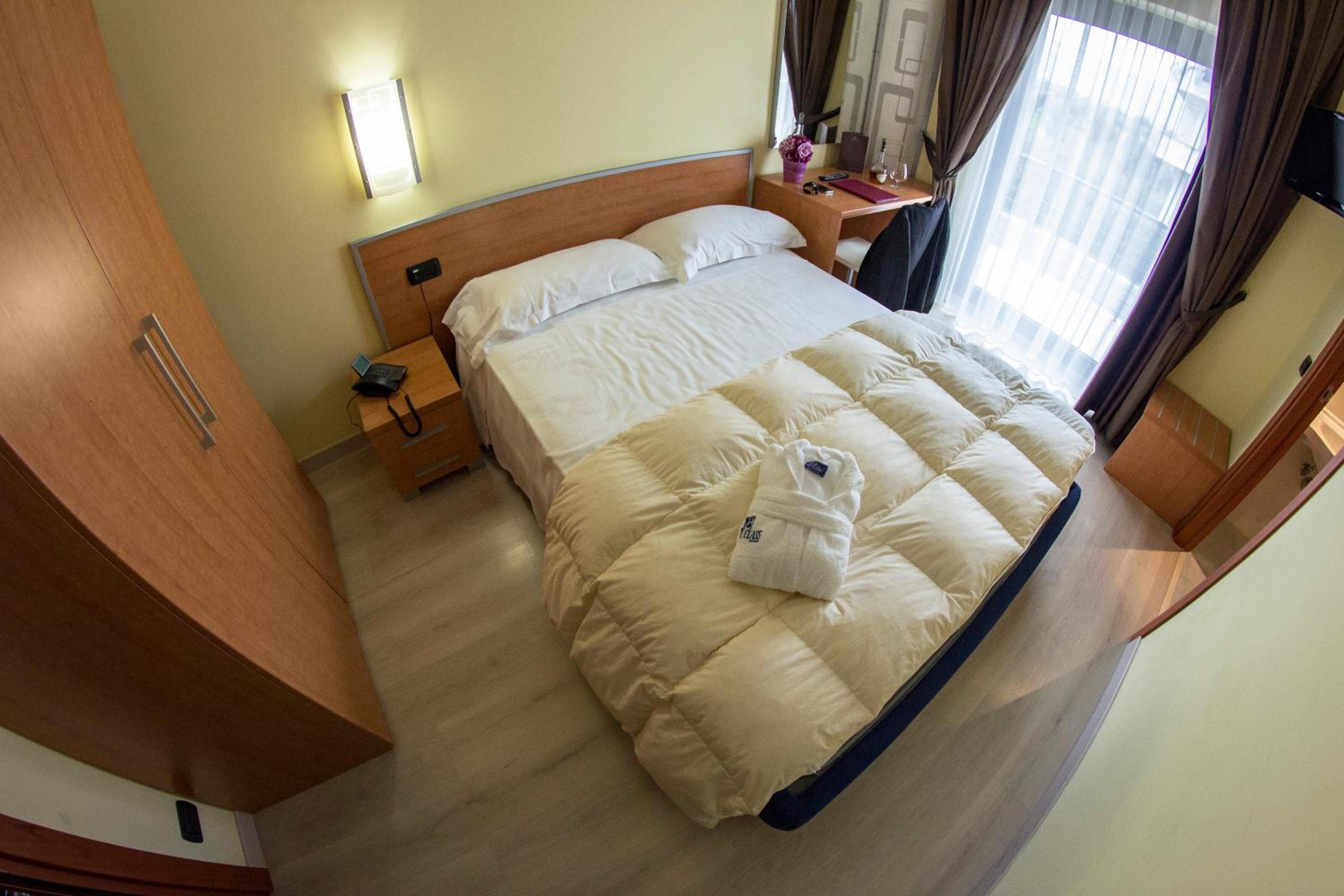 Standard Queen Room - Photo 5
