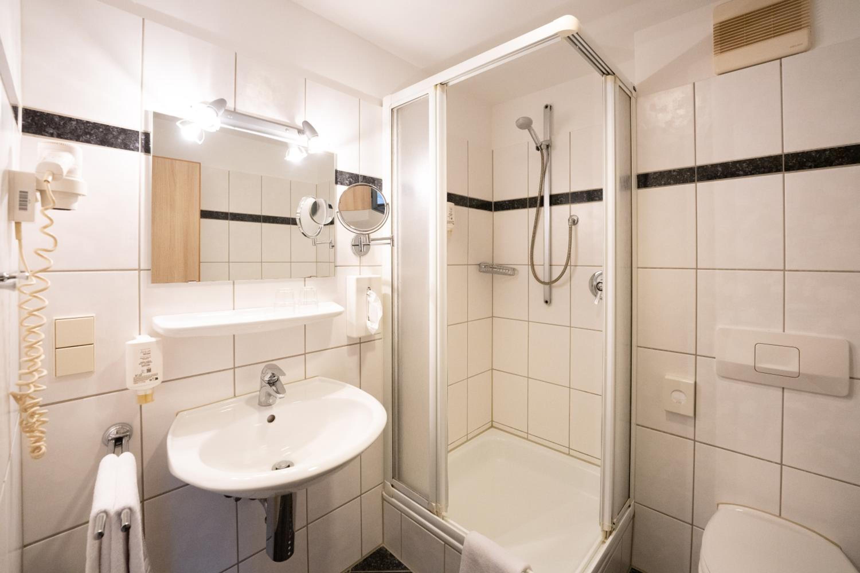 Standard Double Room - Photo 4