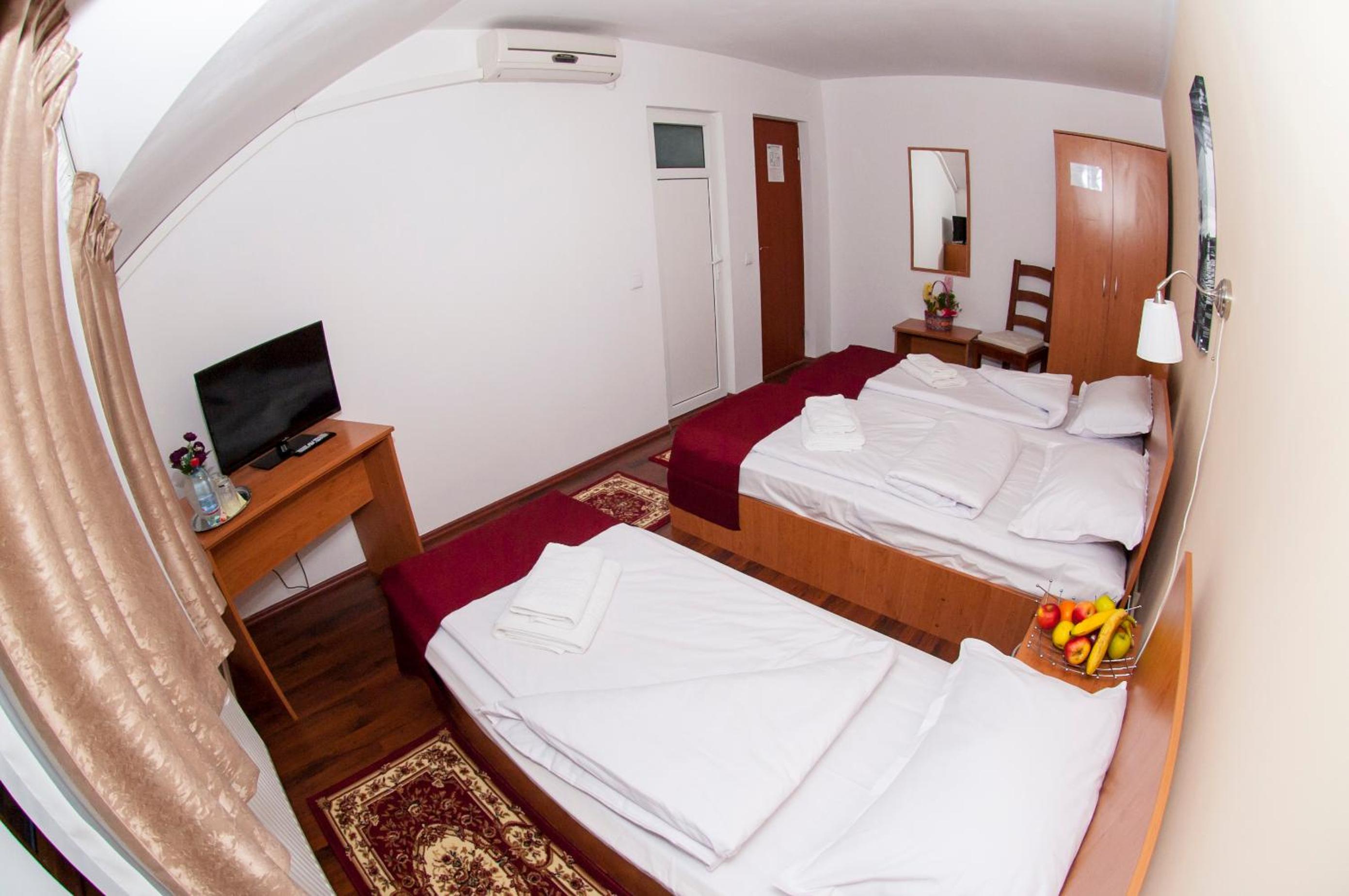 Triple Room - Photo 13