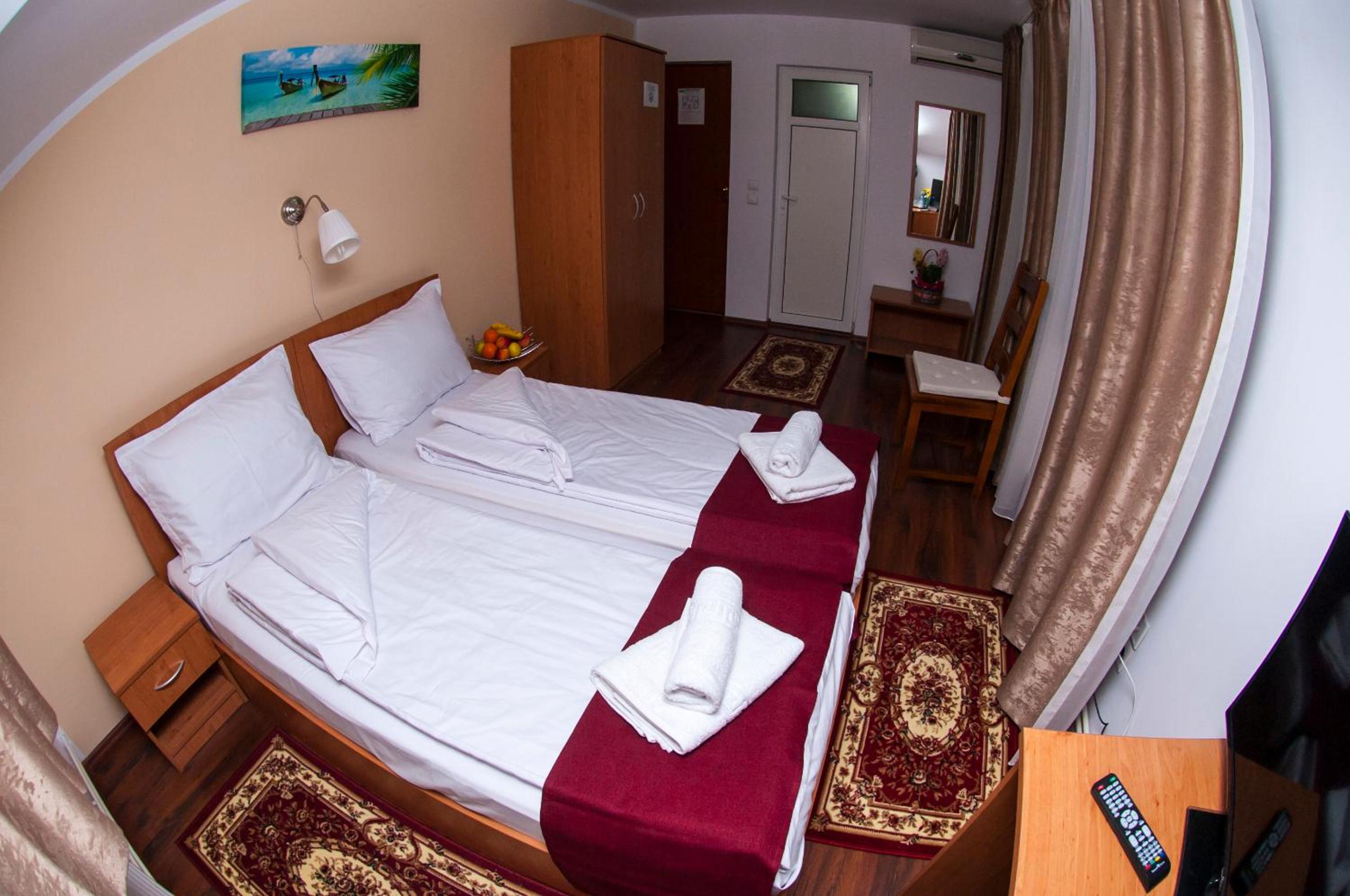Twin Room - Photo 13