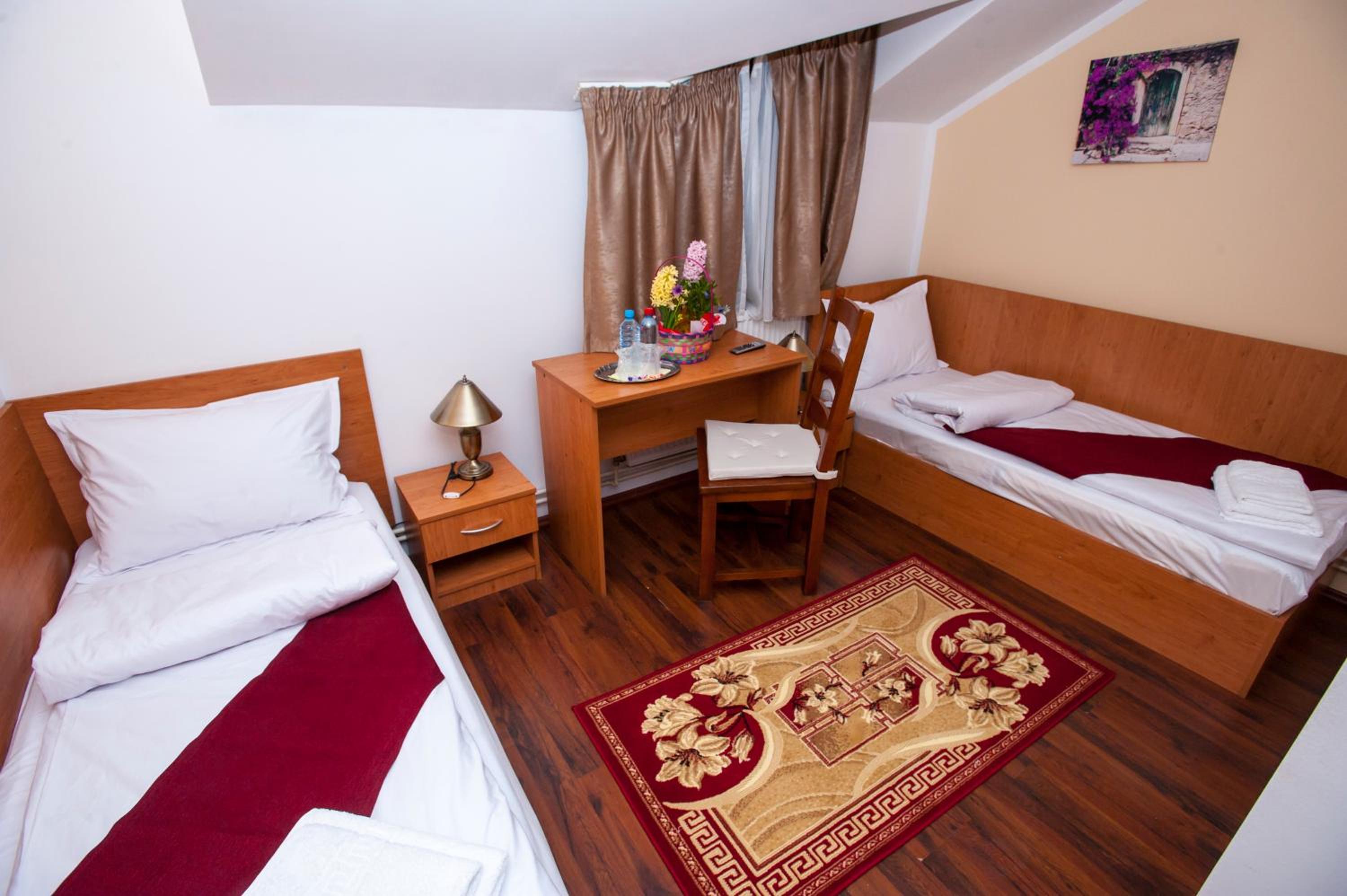 Twin Room - Photo 3