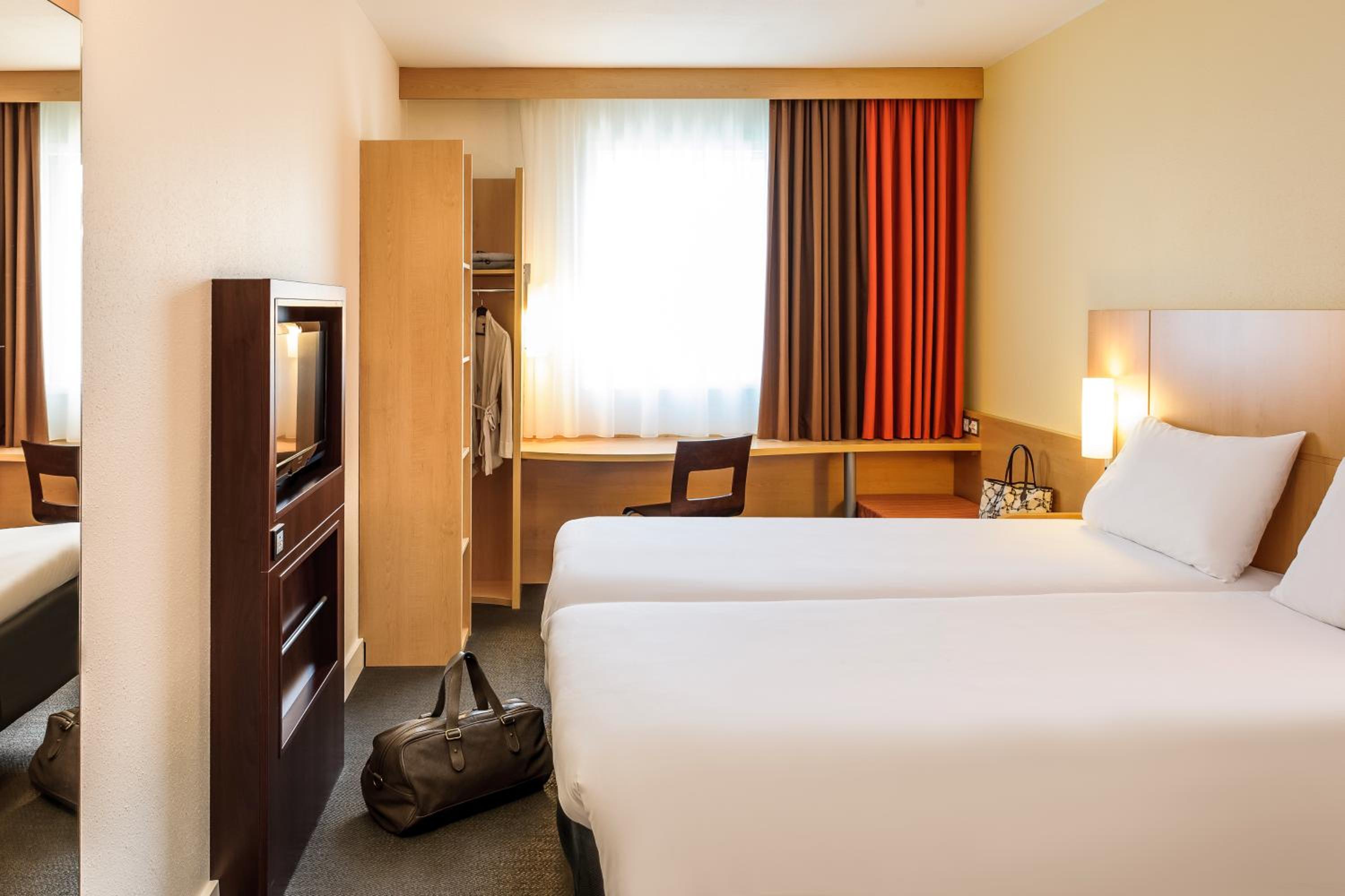 Standard Twin Room - Photo 4