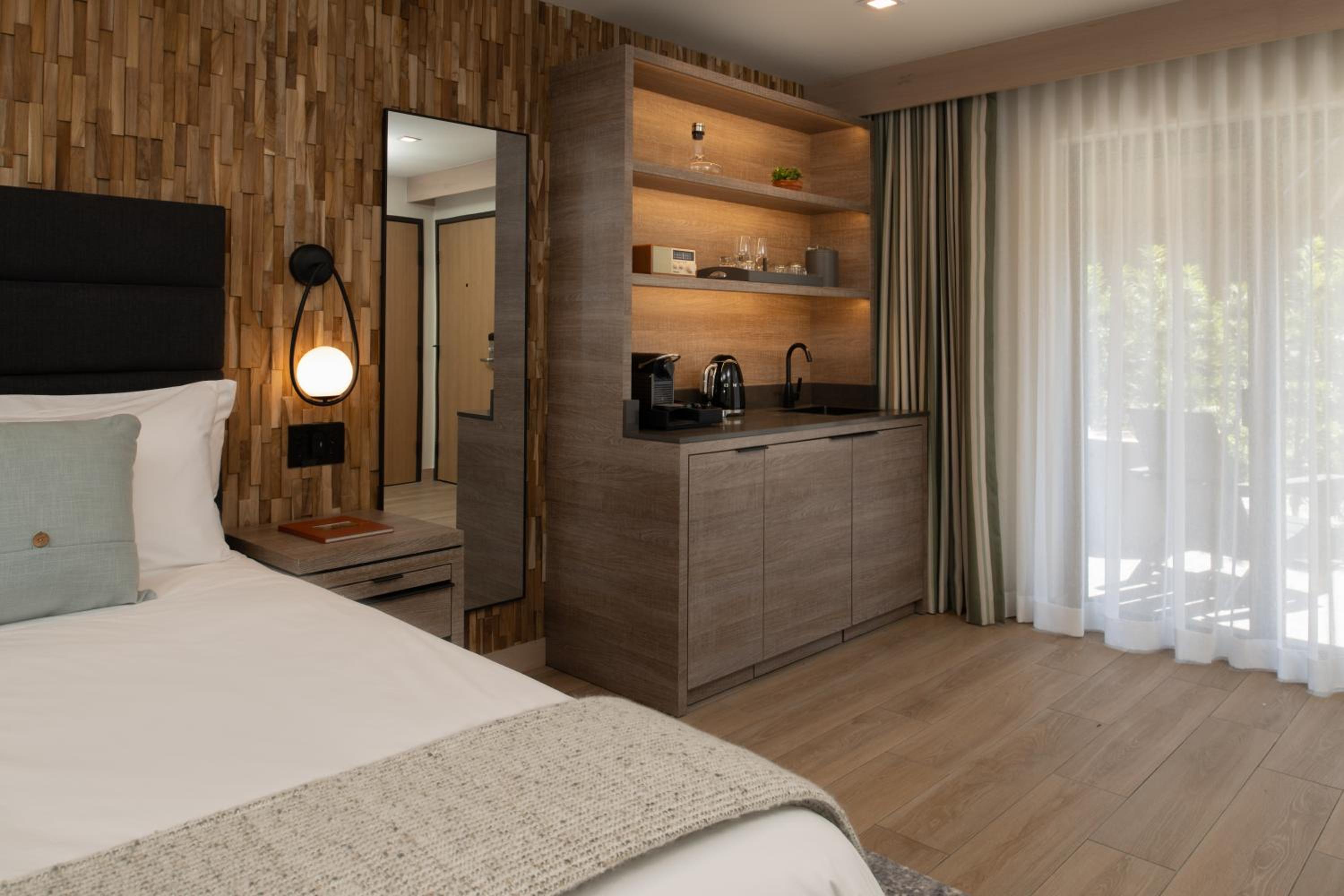 Executive King Suite with Soaking Tub - Poolside View photo 3