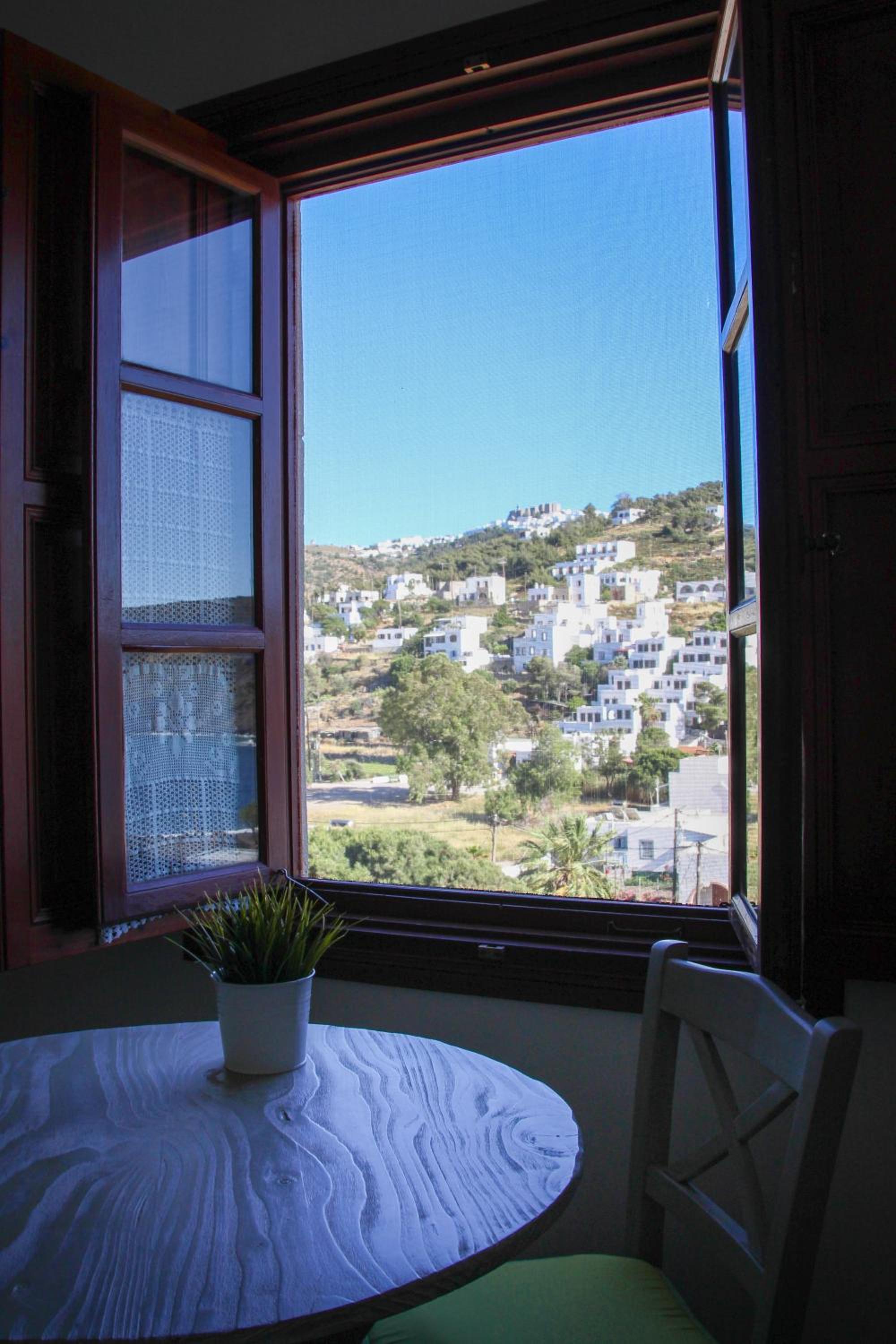 Double or Twin Room with Sea View - Photo 8