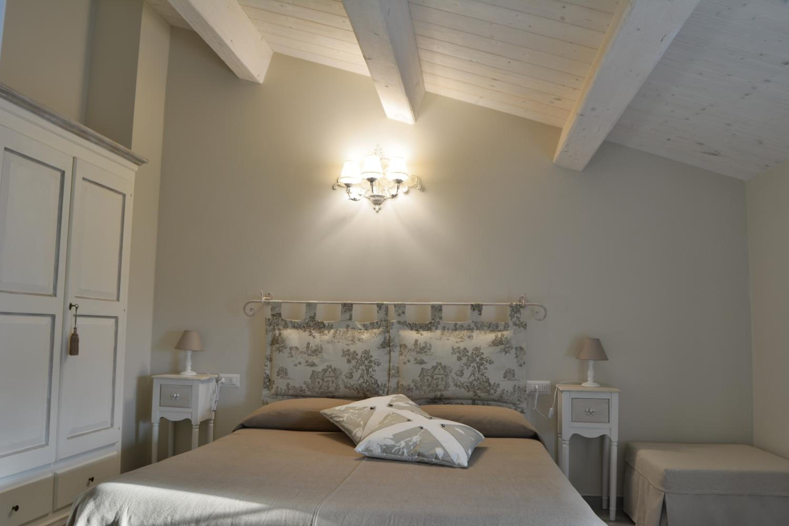Deluxe Double Room (2 Adults + 1 Child) photo 3