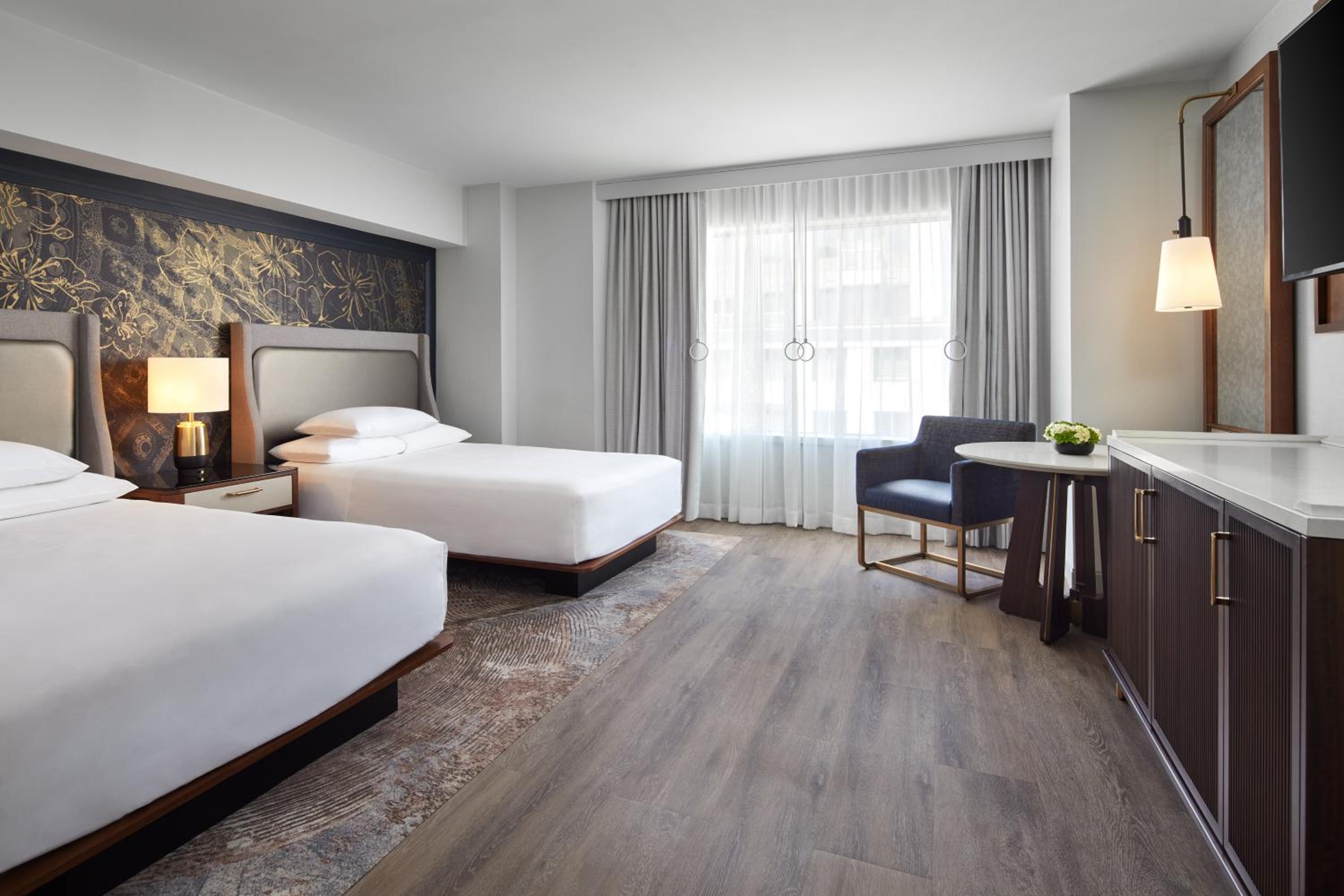 Double Room with Two Double Beds and Atrium View photo 2