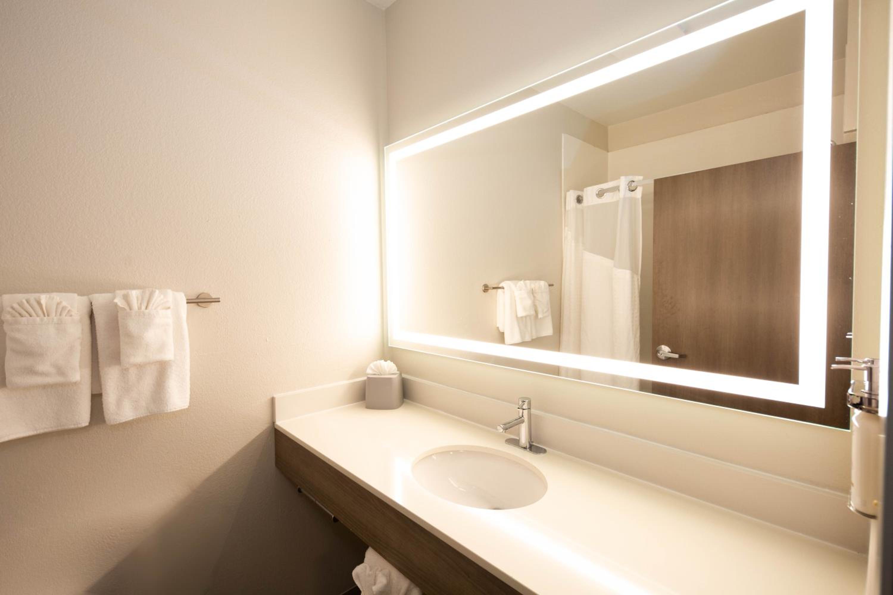 Standard Queen Room with Tub - Communications/Mobility Accessible photo 1