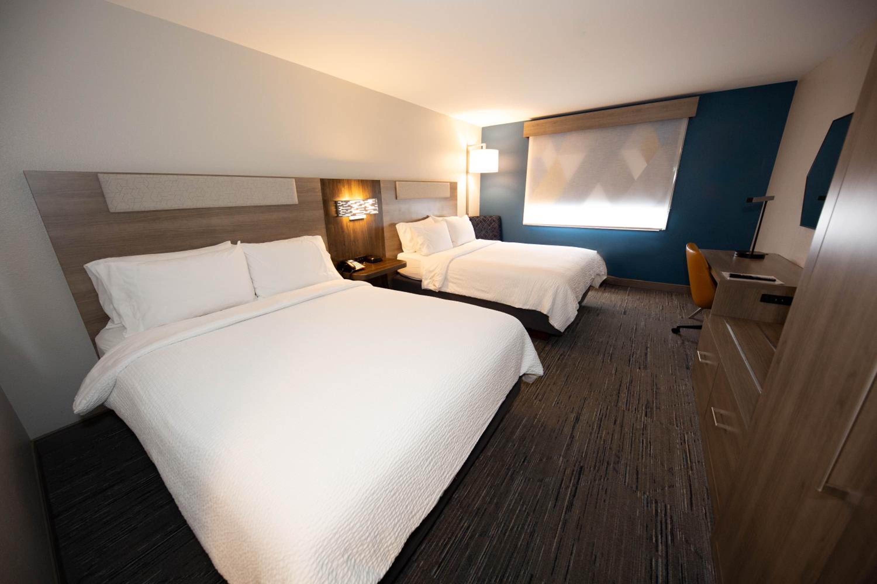 Standard Queen Room with Tub - Communications/Mobility Accessible photo 2
