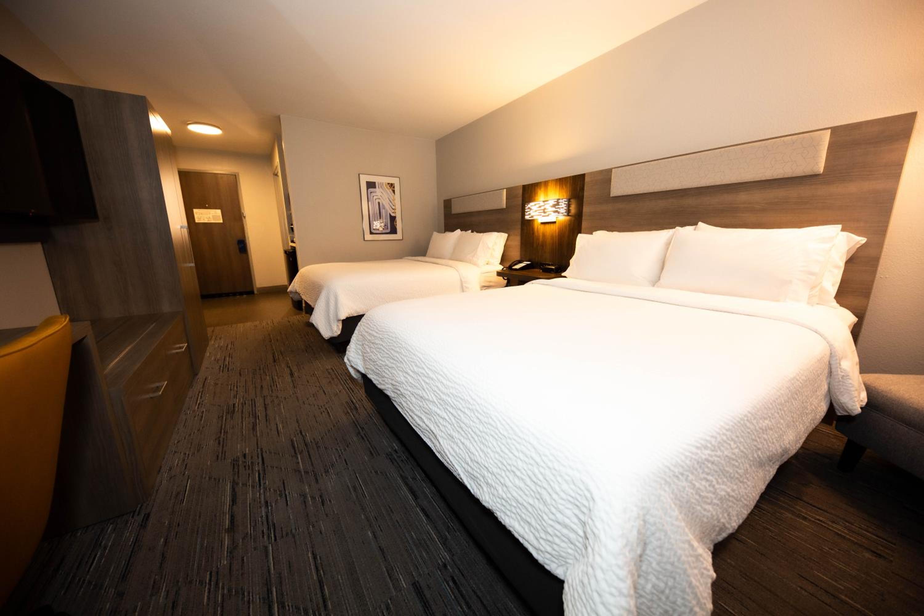 Standard Room with Two Queen Beds photo 3
