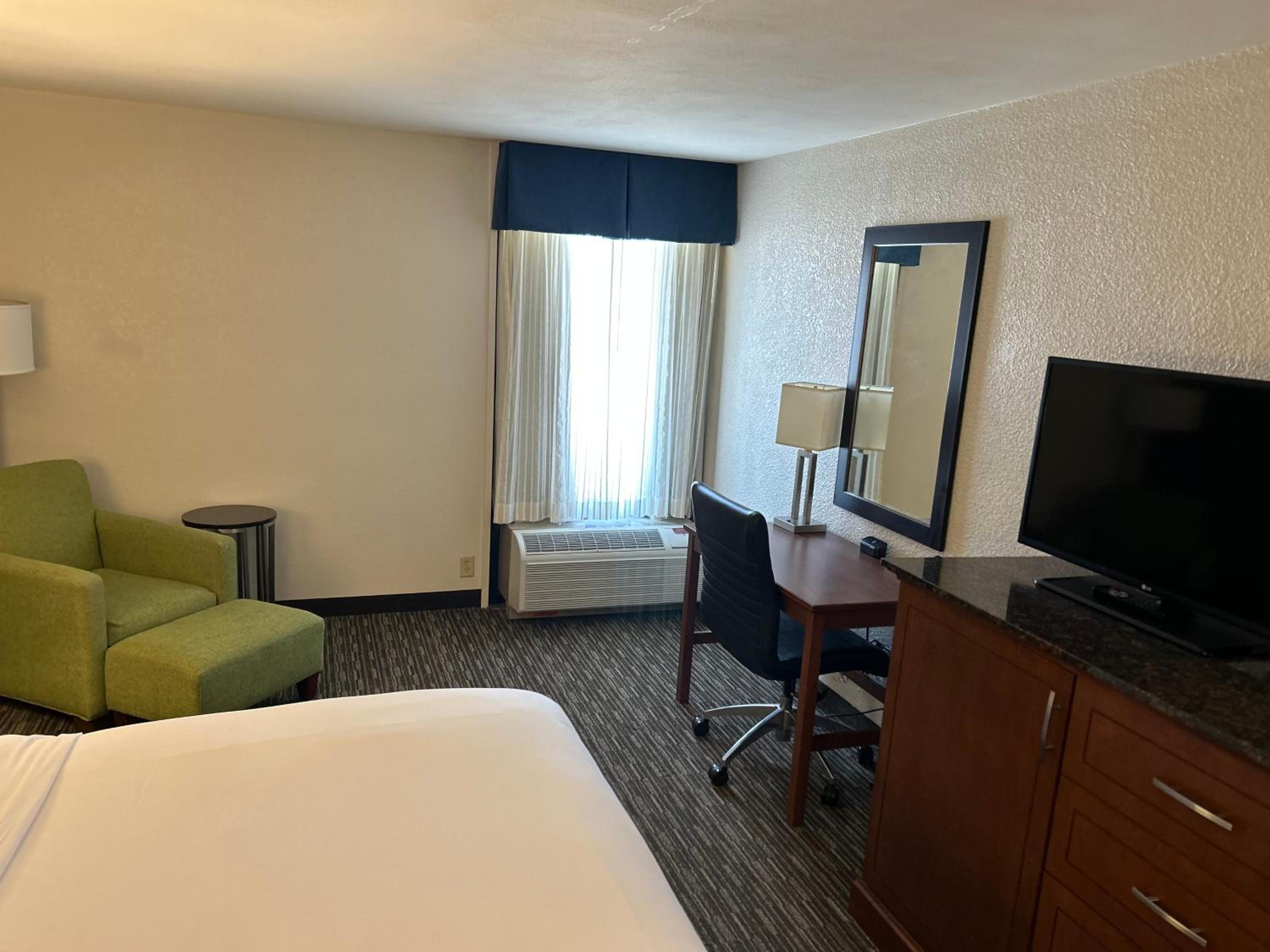 King Deluxe Room with Tub w/Grab Bars - Mobility/Hearing Accessible - Non-Smoking - Photo 5