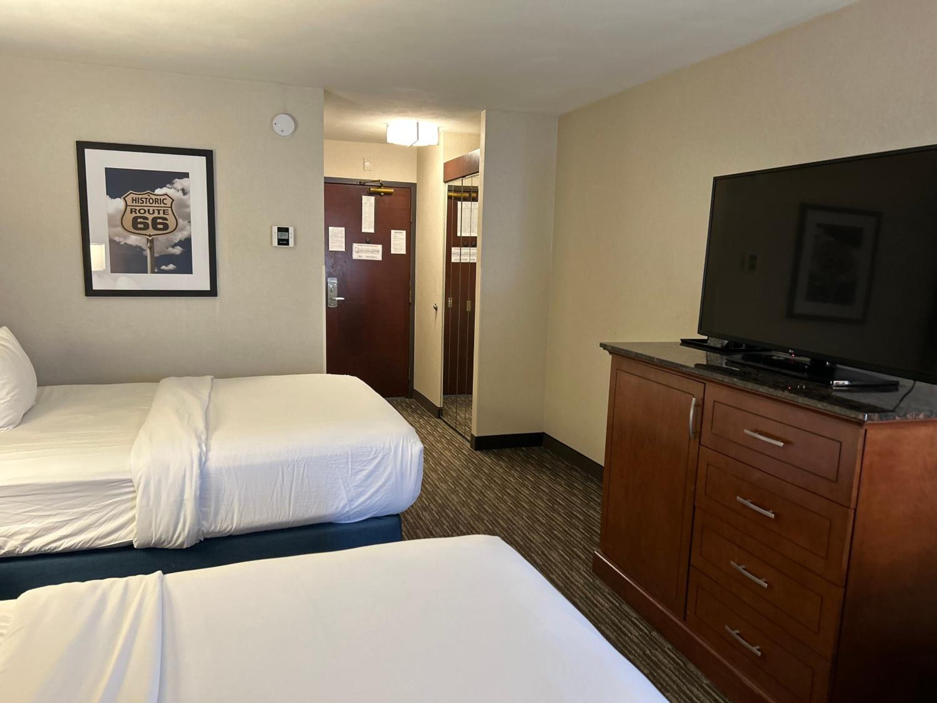 Deluxe Queen Room with Two Queen Beds - Non-Smoking - Photo 3