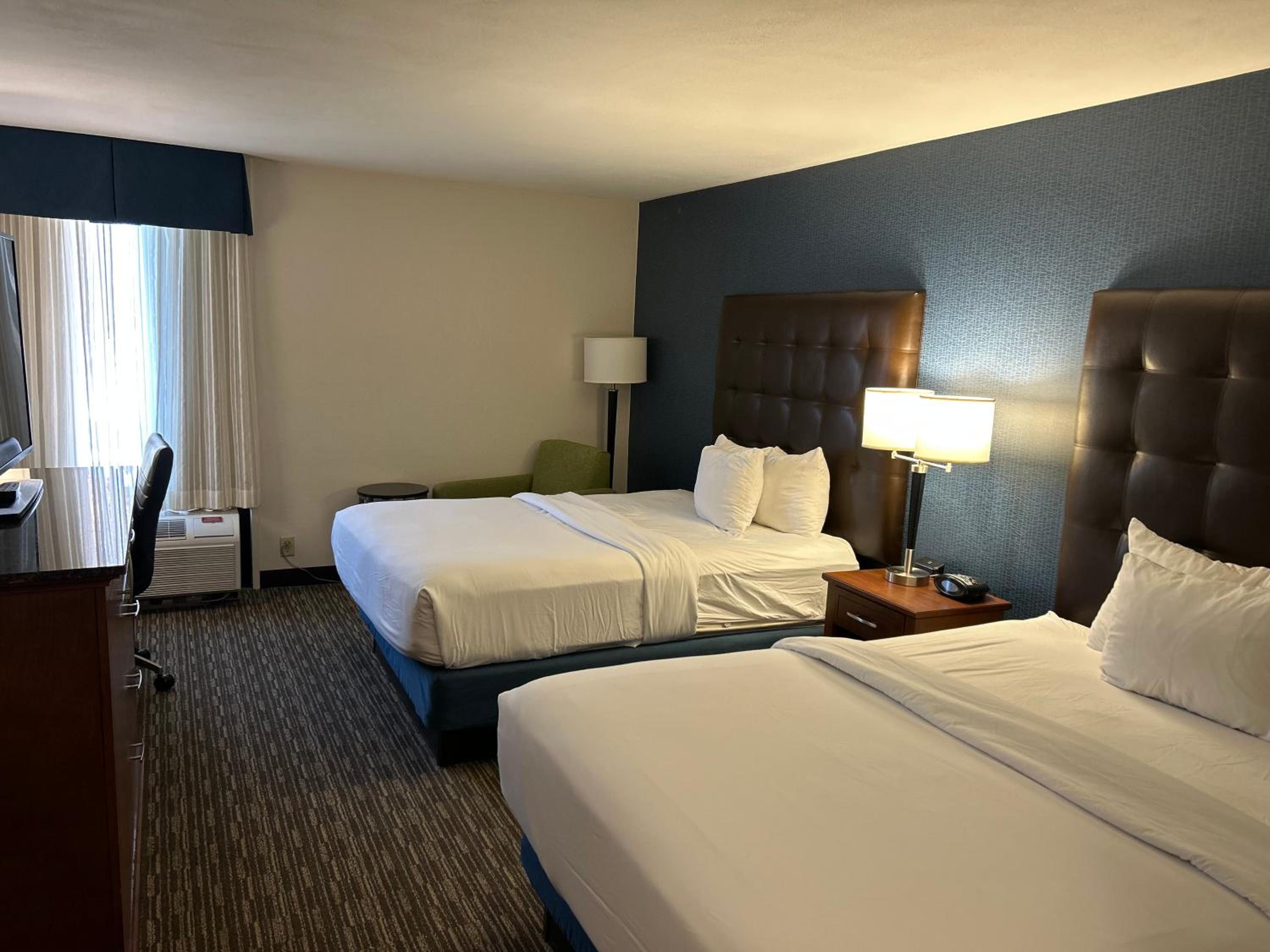 Deluxe Queen Room with Two Queen Beds - Non-Smoking - Photo 4