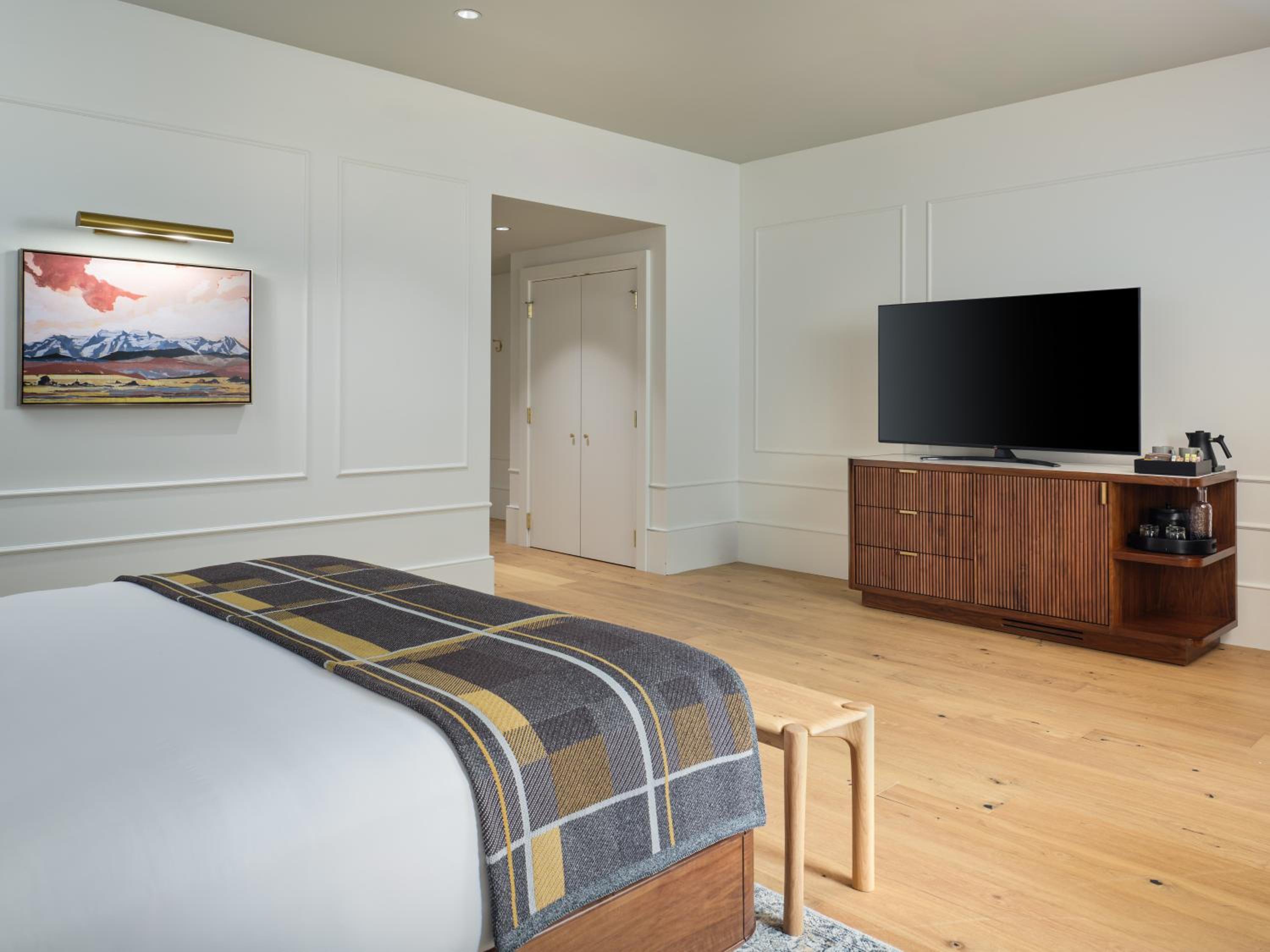 Junior King Suite with City View - Photo 2