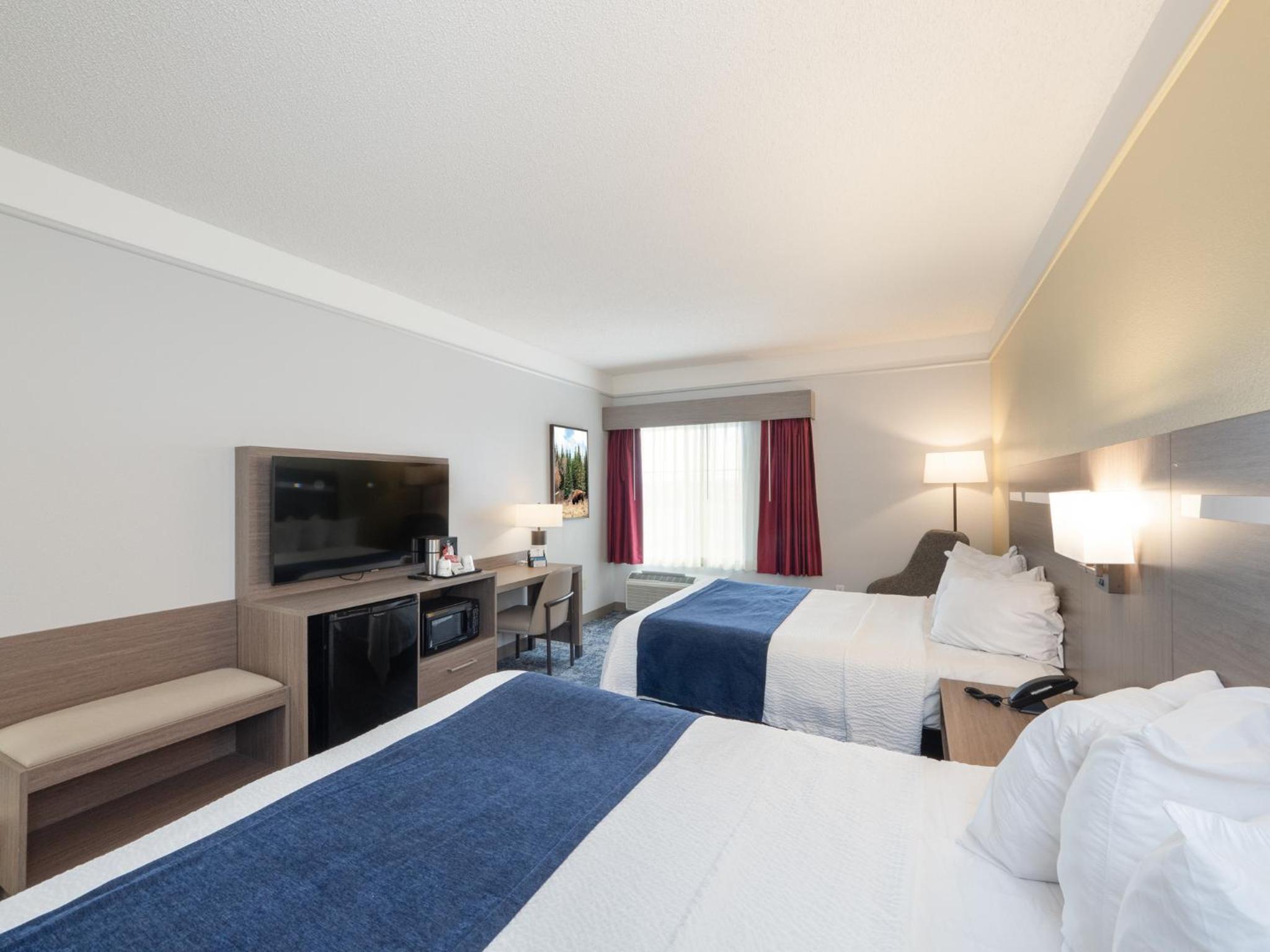 Queen Room with Two Queen Beds and Bath Tub - Disability Access/Non-Smoking  - Photo 7