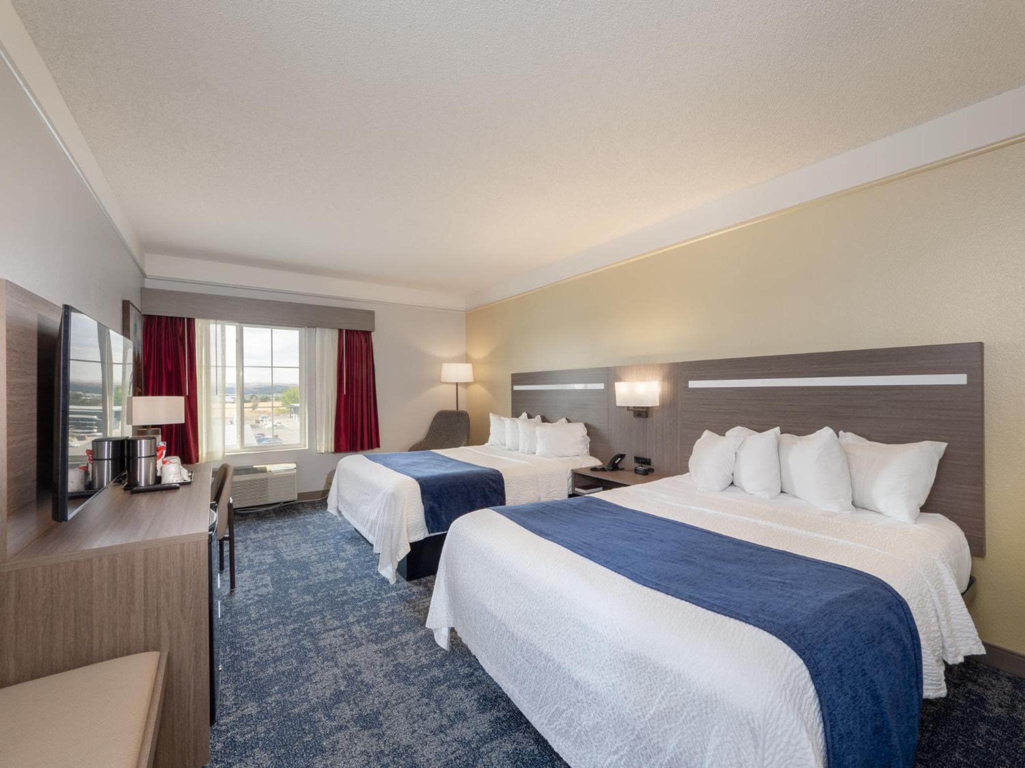 Queen Room with Two Queen Beds and Bath Tub - Disability Access/Non-Smoking  - Photo 5