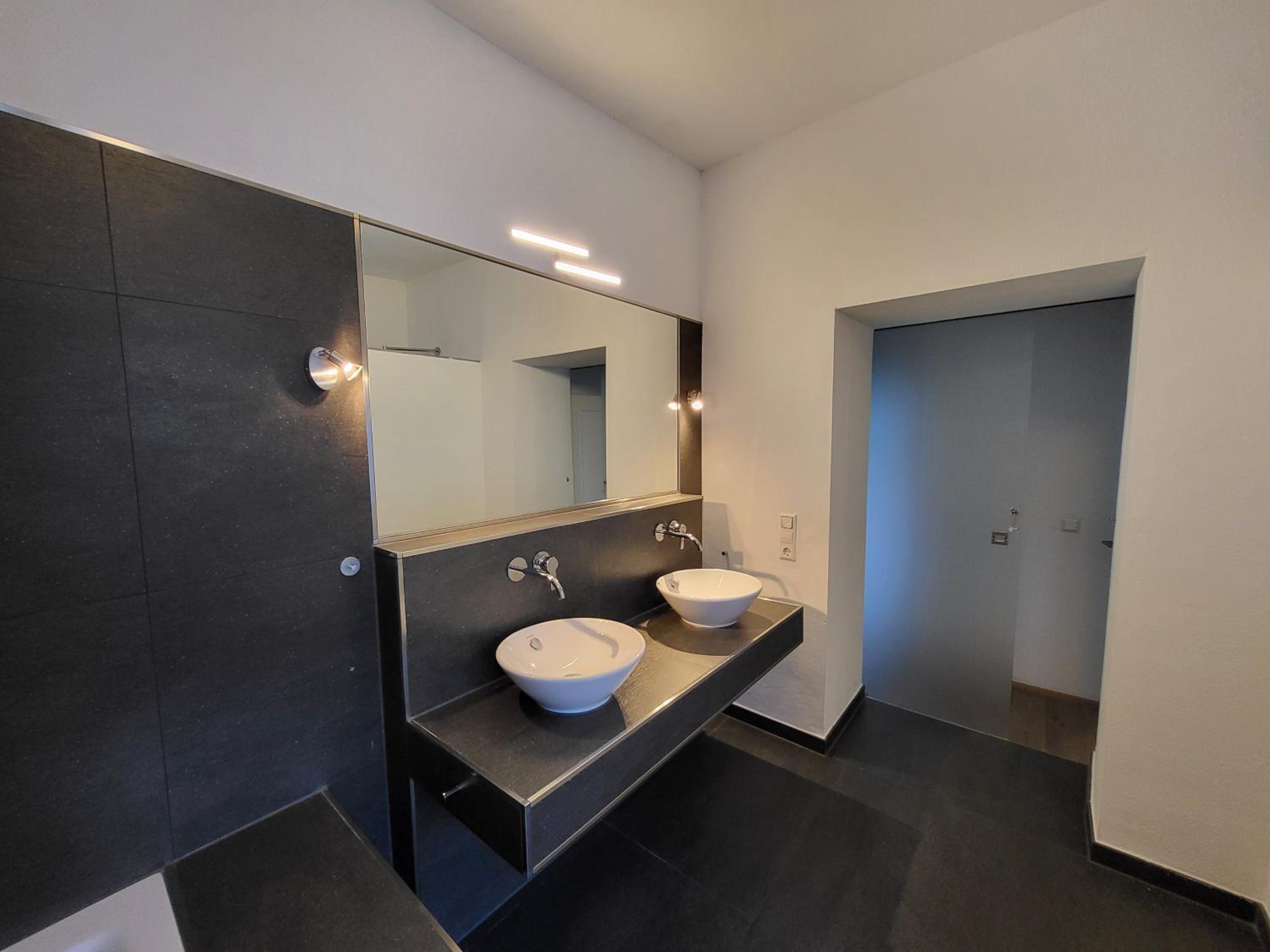 Four-Bedroom Apartment with Balcony  photo 3