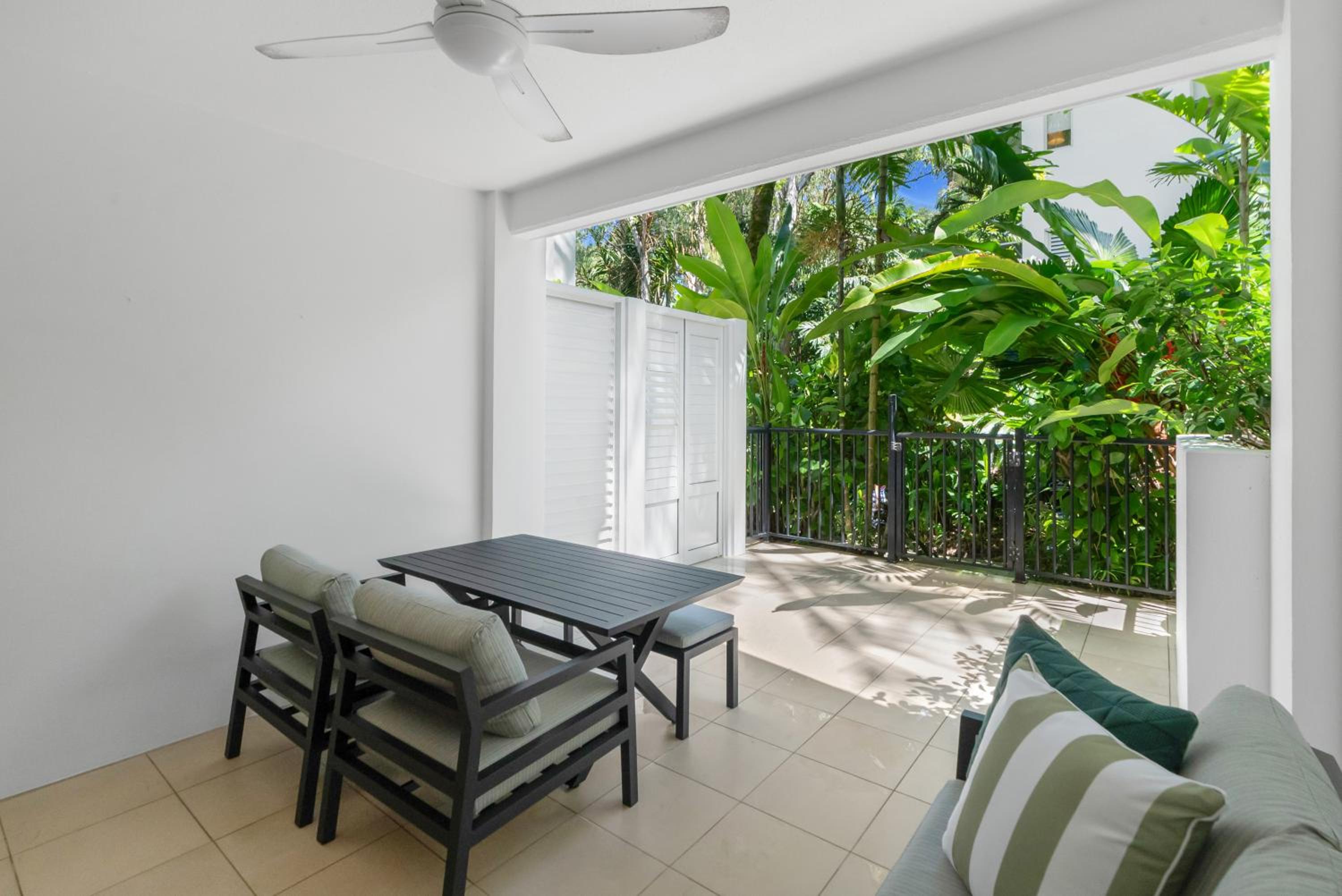 Ground Floor 1 bedroom apartment with patio - easy pool access 