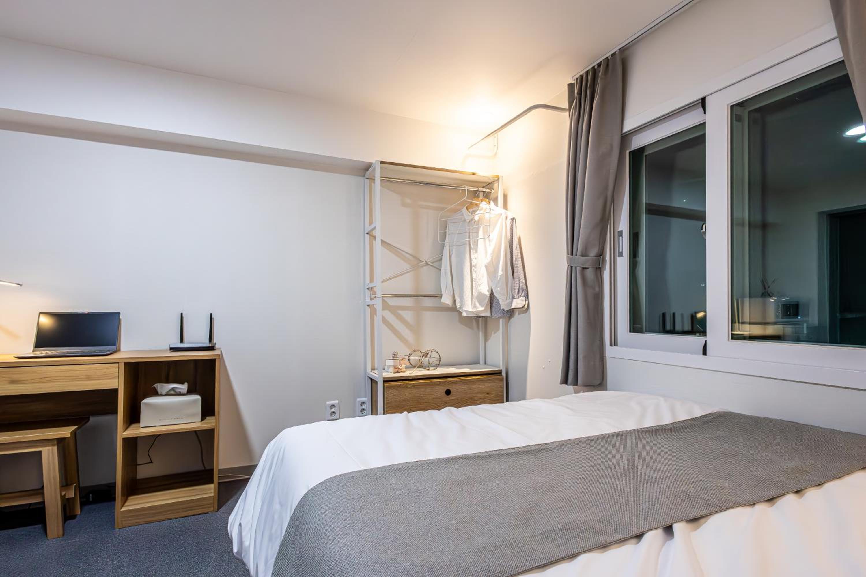 Large Double Room - Photo 3