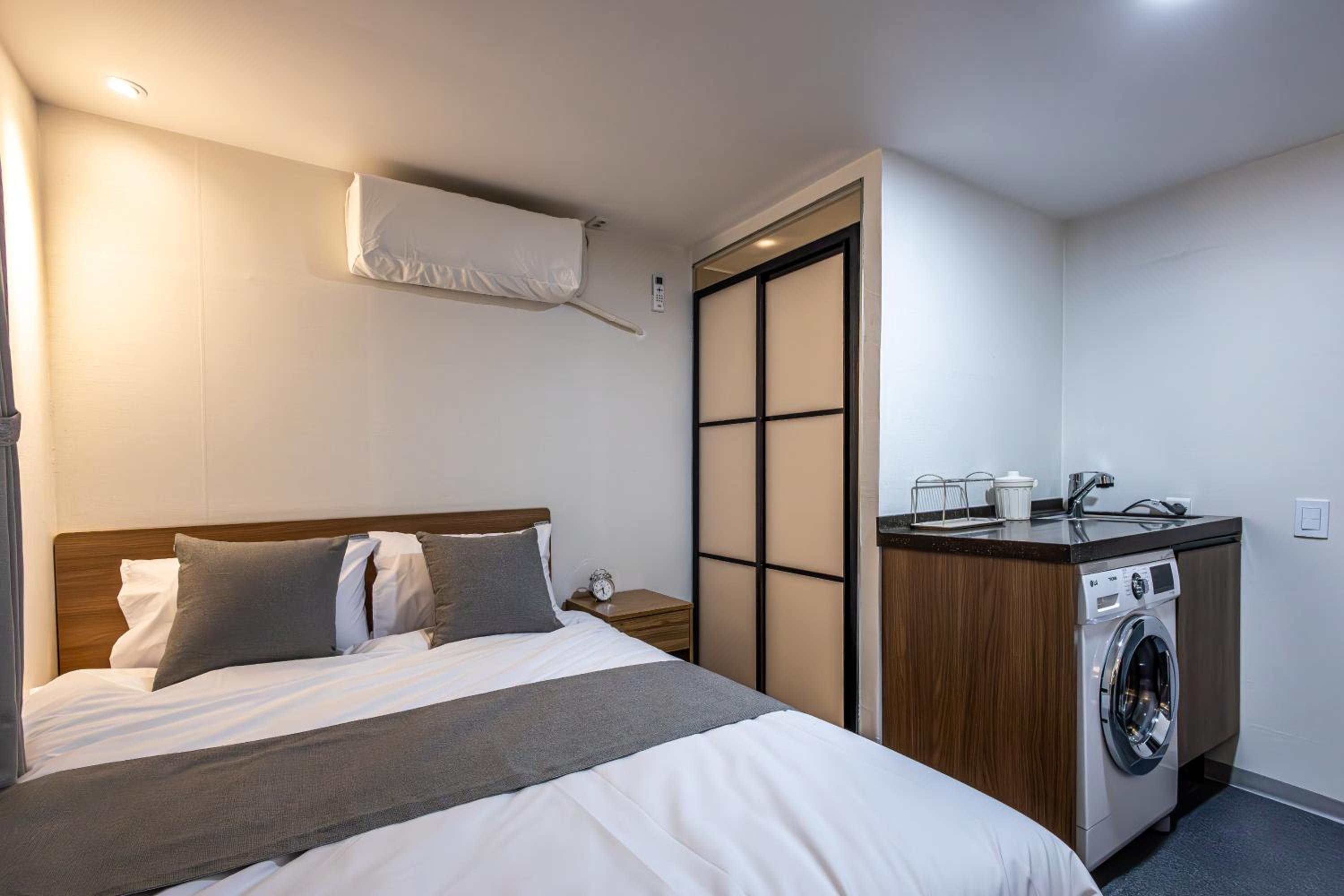 Large Double Room - Photo 4