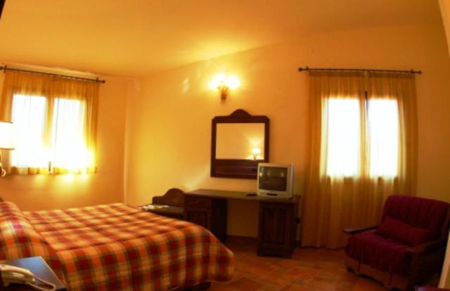 Double or Twin Room - Photo 9