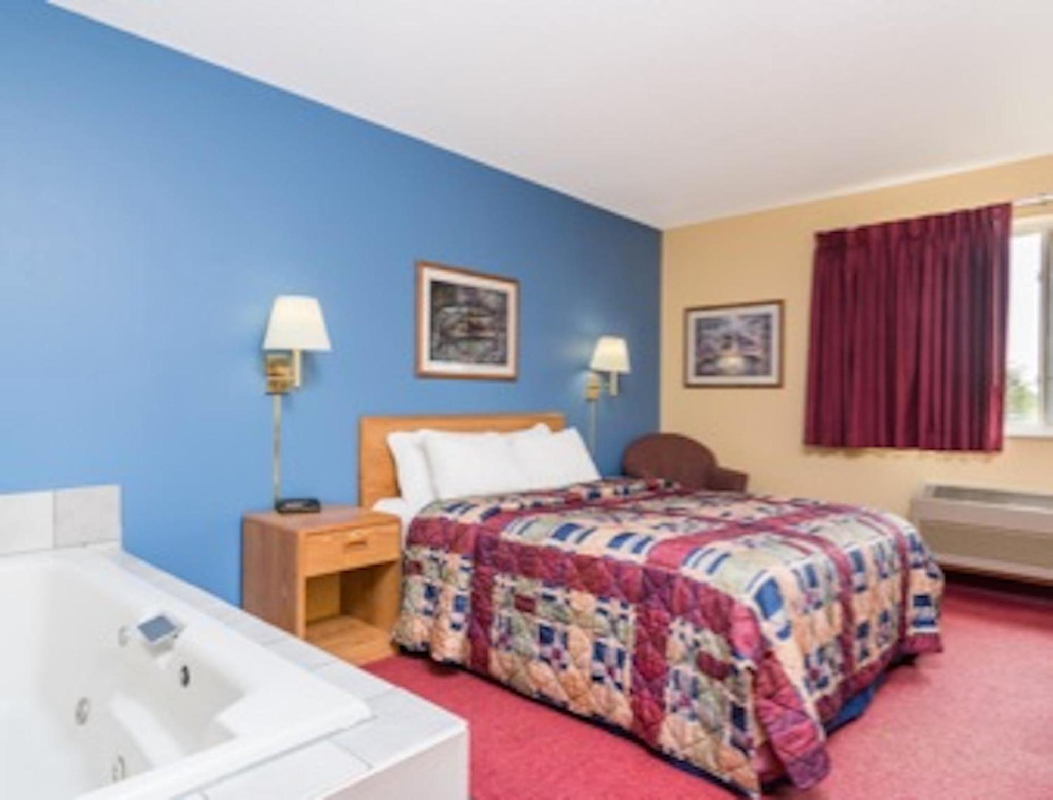 Queen Studio Suite - Non-Smoking - Photo 1