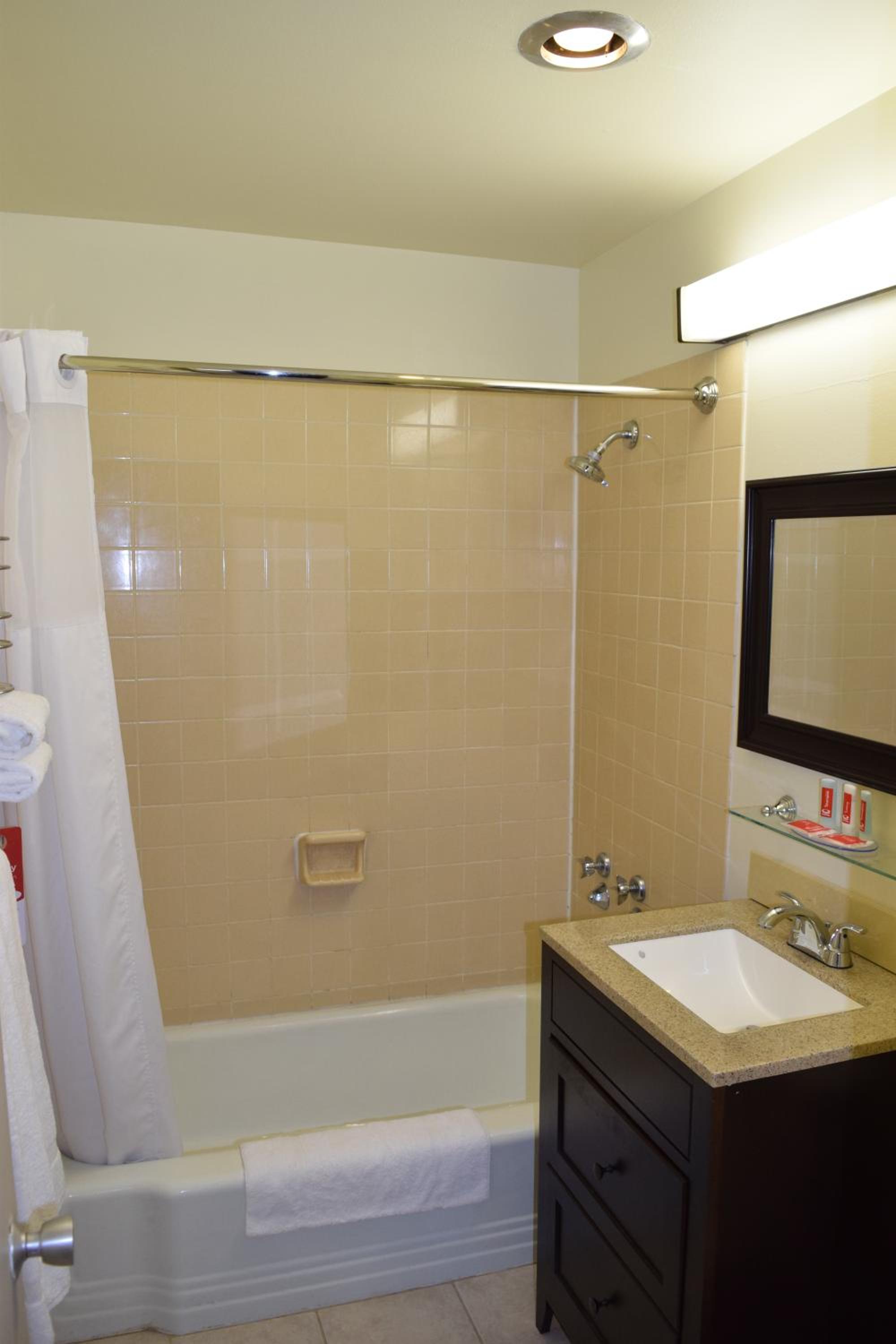 Queen Room with Two Queen Beds - Non-Smoking - Photo 5