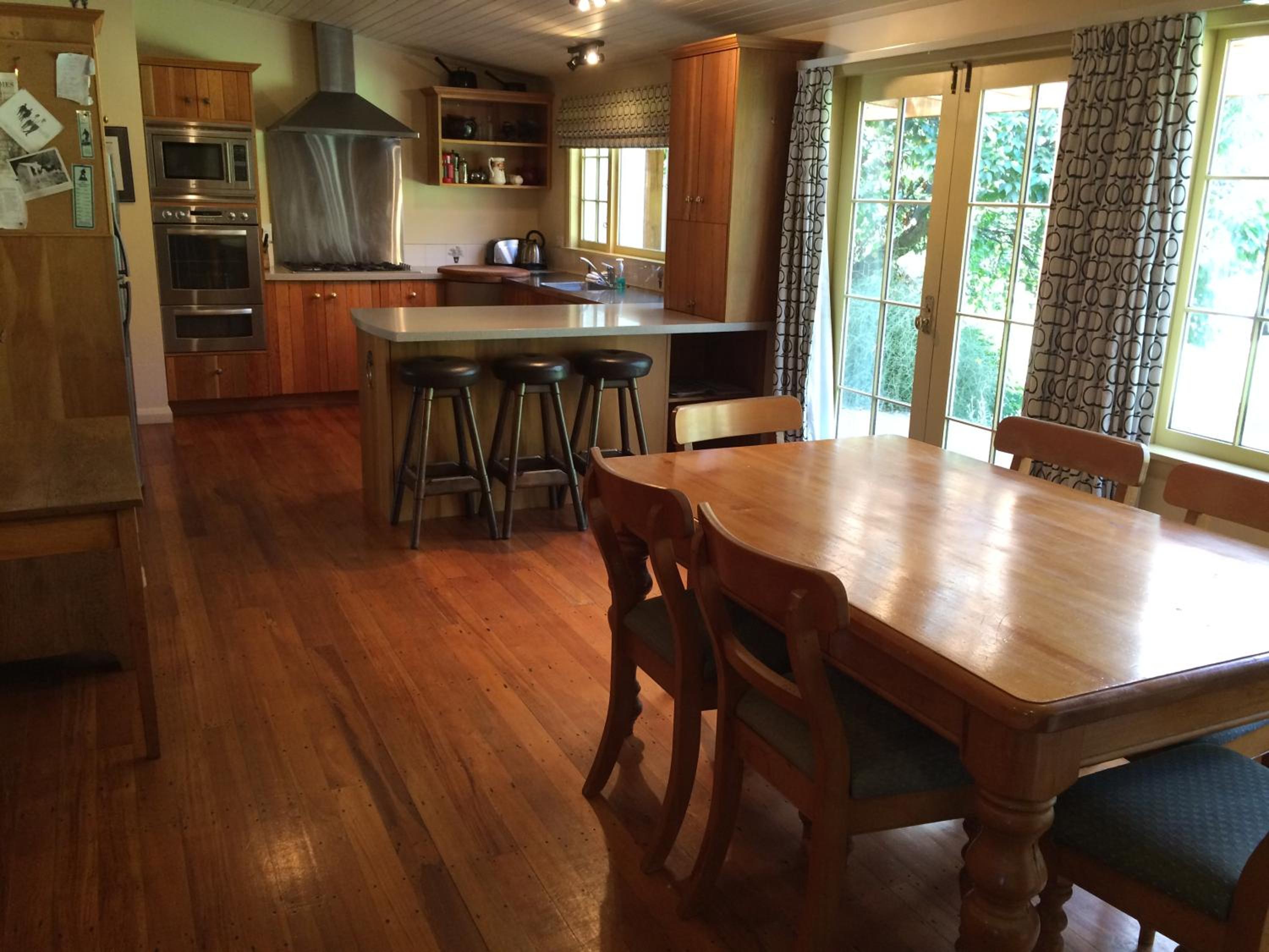 Five-Bedroom House - Photo 4