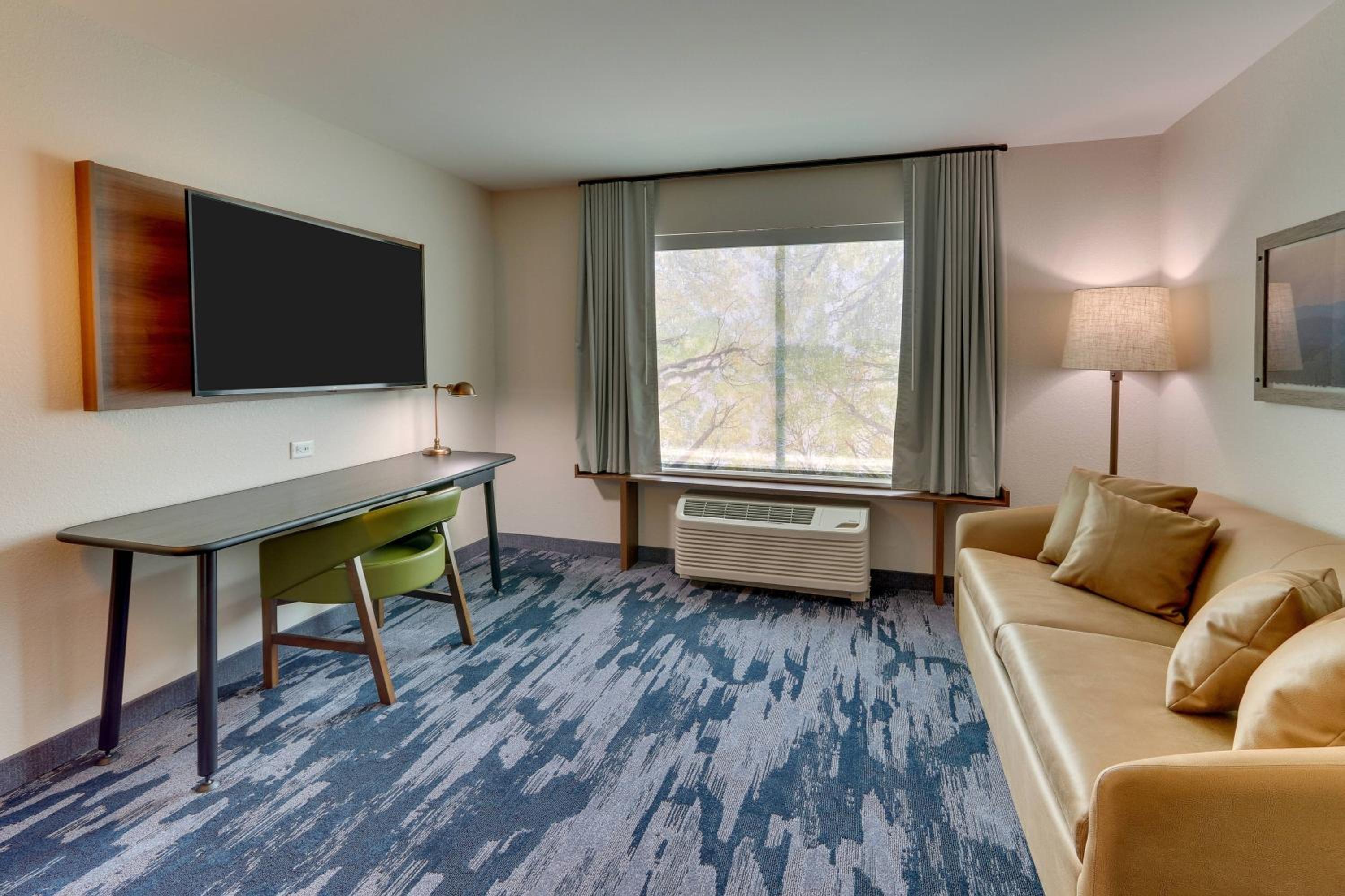 King Suite with Bathtub and Sofa Bed - Mobility Access photo 3