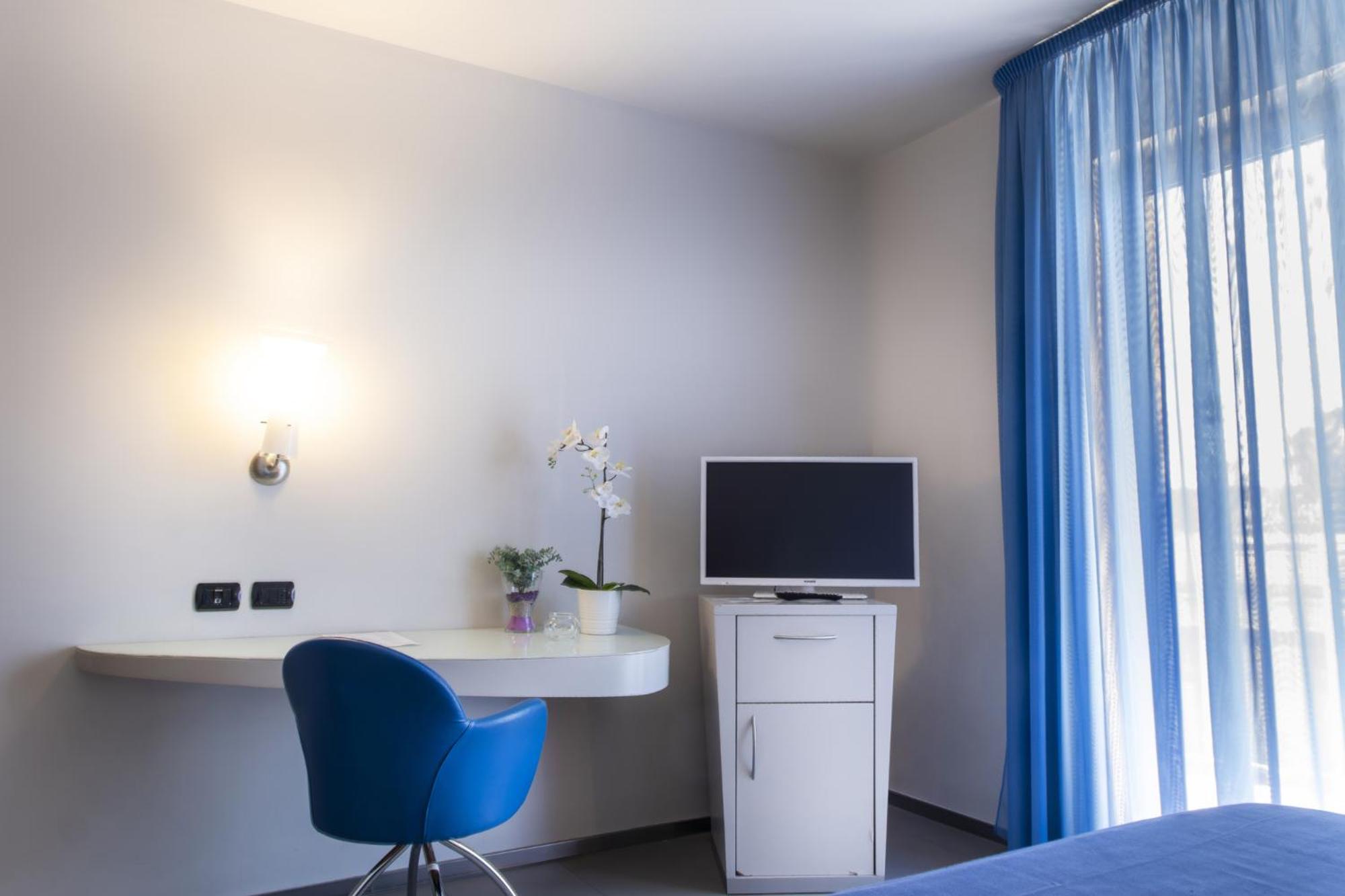 Standard Double or Twin Room - Photo 4