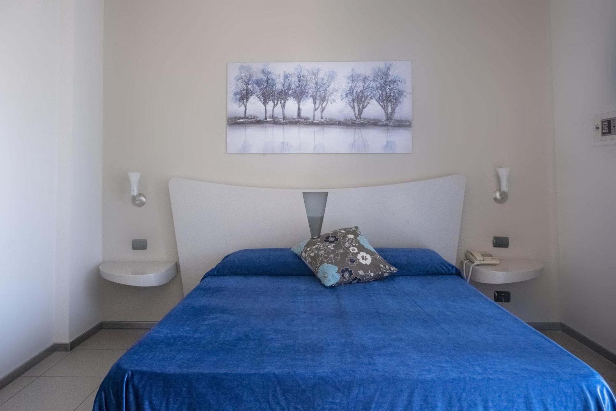 Standard Double or Twin Room - Photo 1