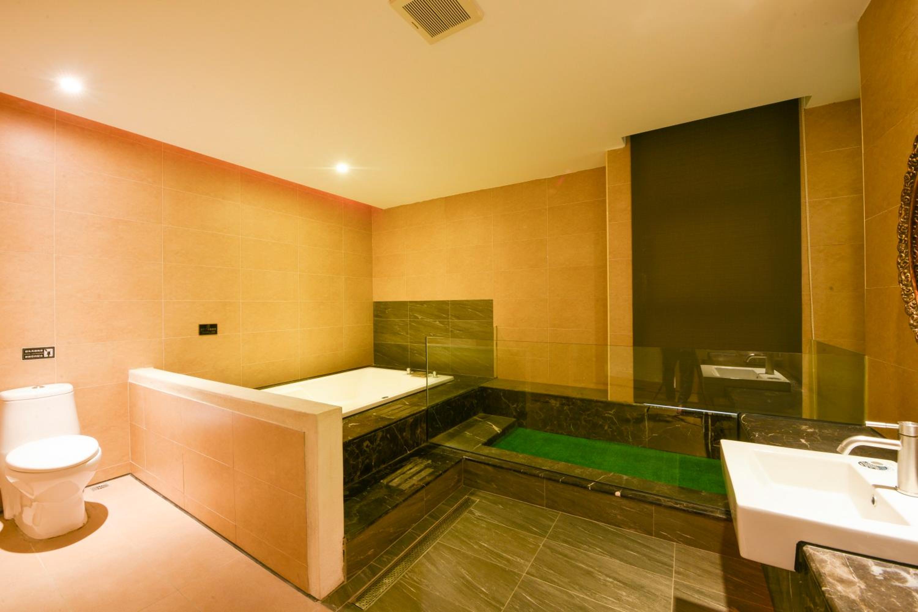 Business Quadruple Room - No Private Garage