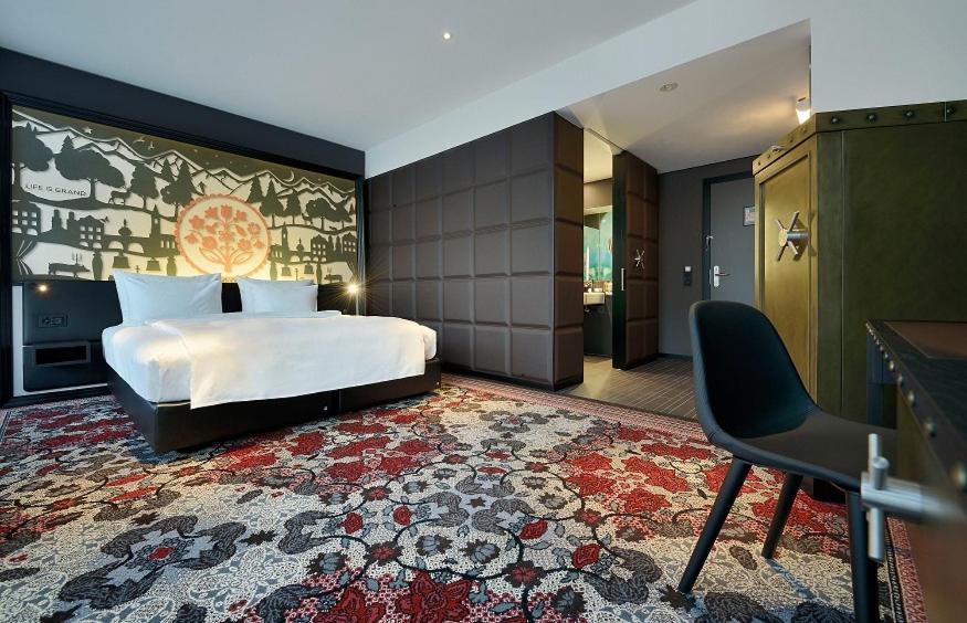 Premium King Room photo 3