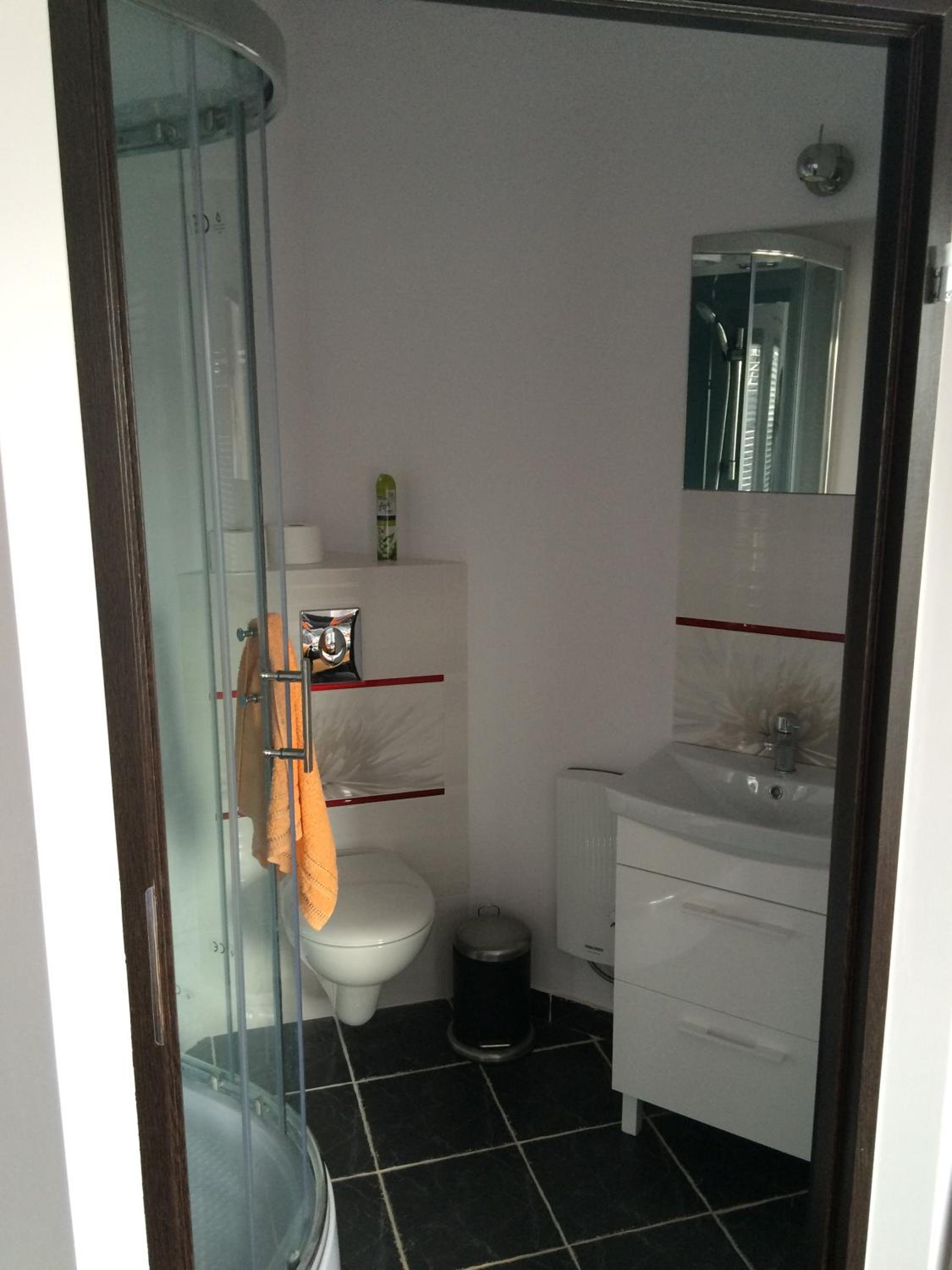 Twin Room with Private Bathroom - Photo 3