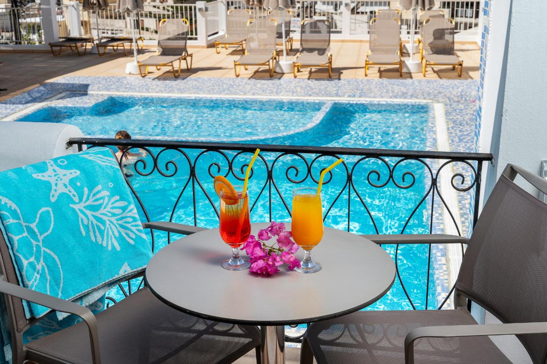 Suite with Pool View - Photo 4