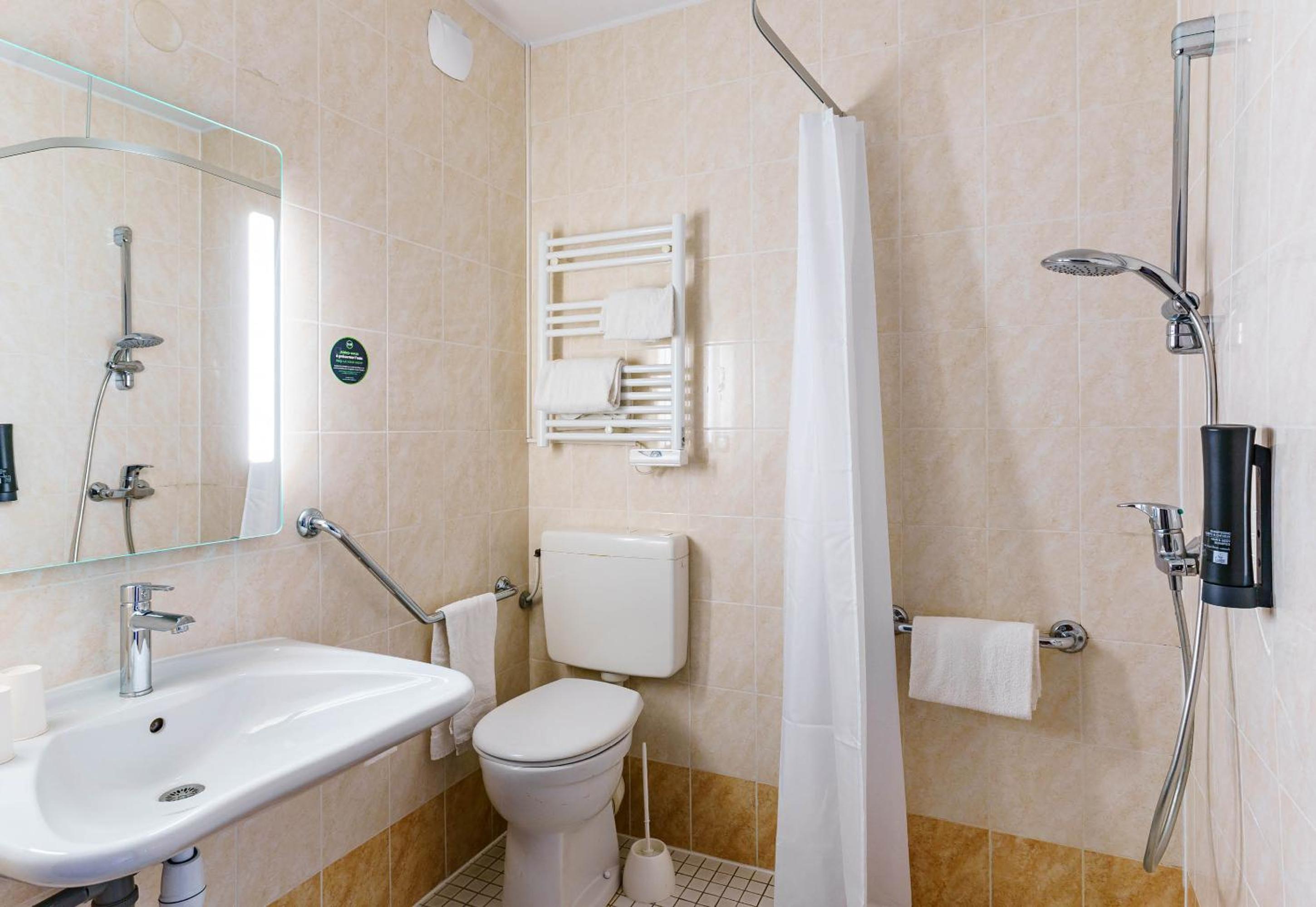 Double Room - Disability Access - Photo 4