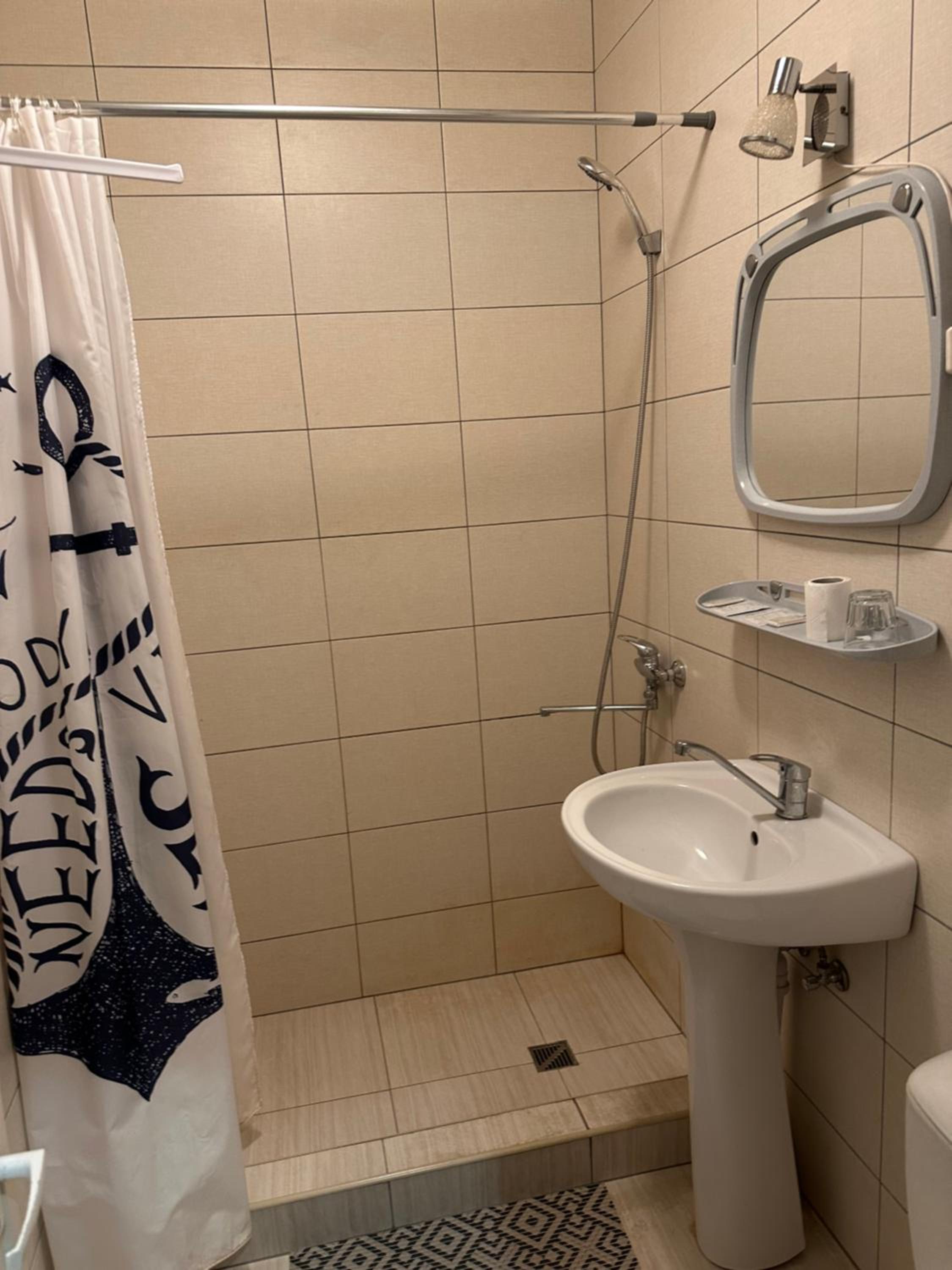 Twin Room - Photo 7