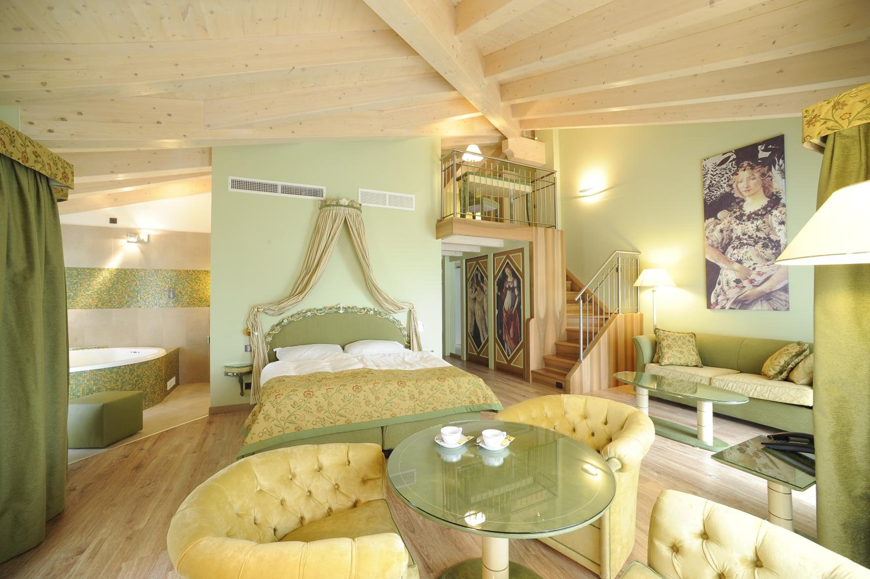 Deluxe Suite - Photo 29
