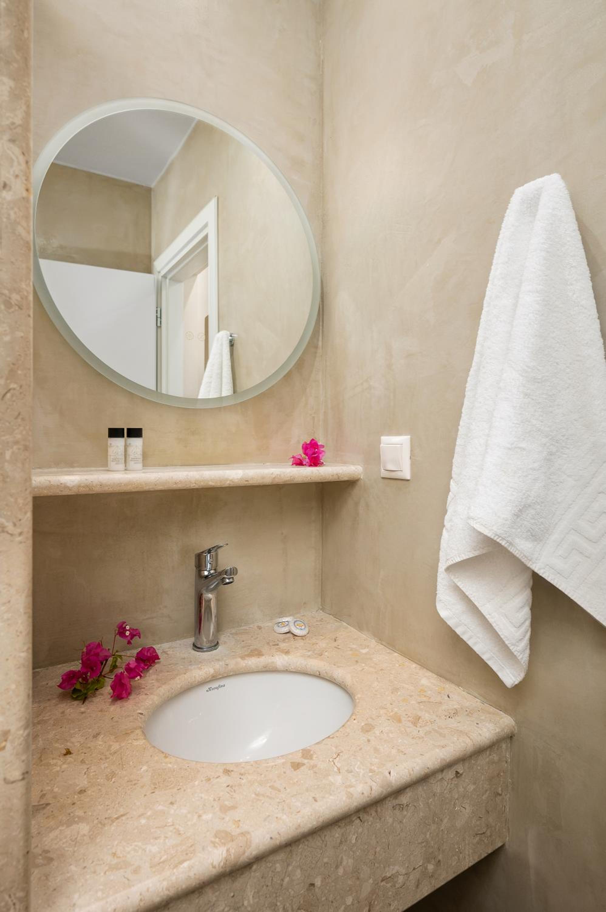 Deluxe Double or Twin Room - Photo 14