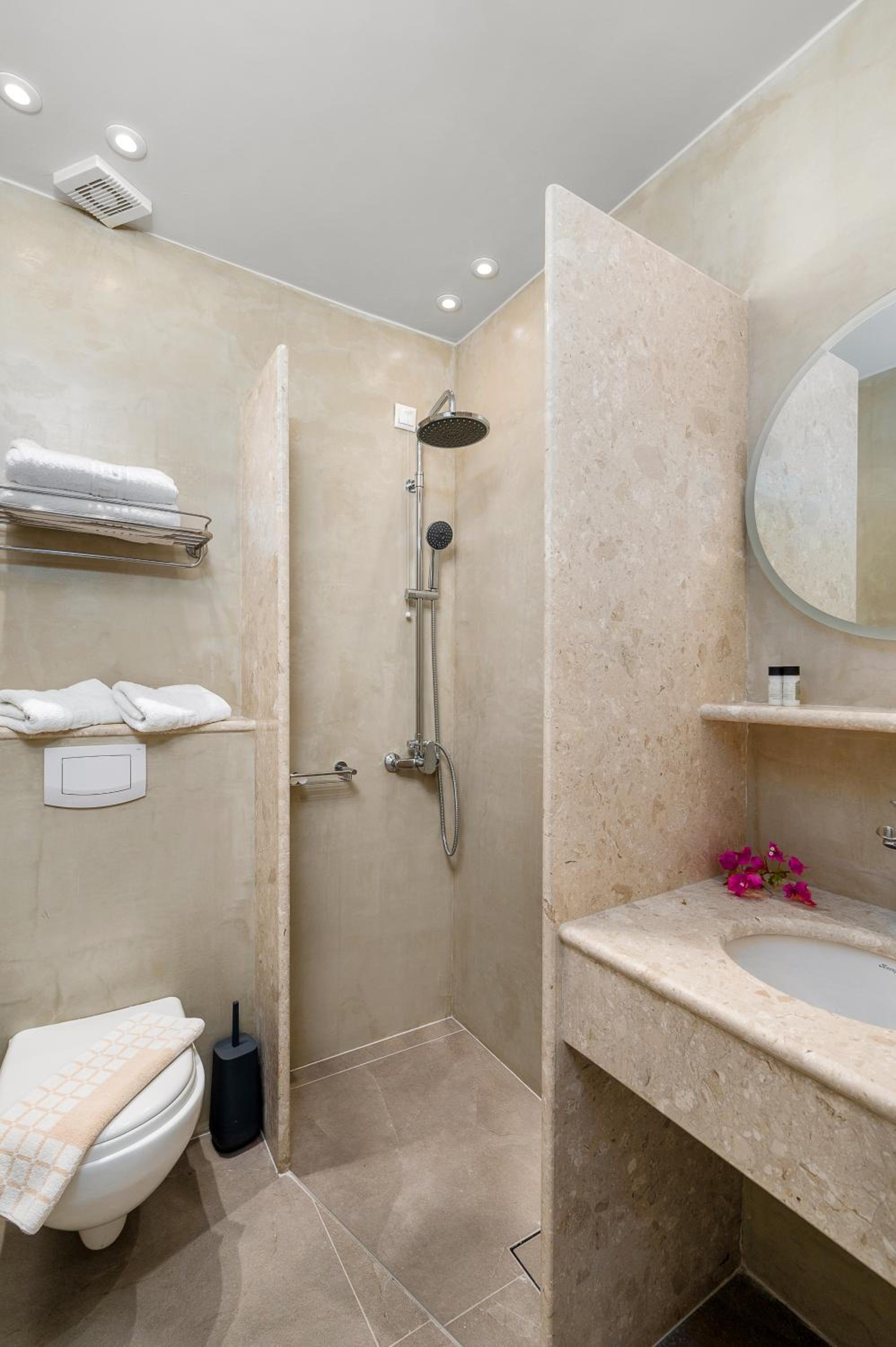 Deluxe Double or Twin Room - Photo 13