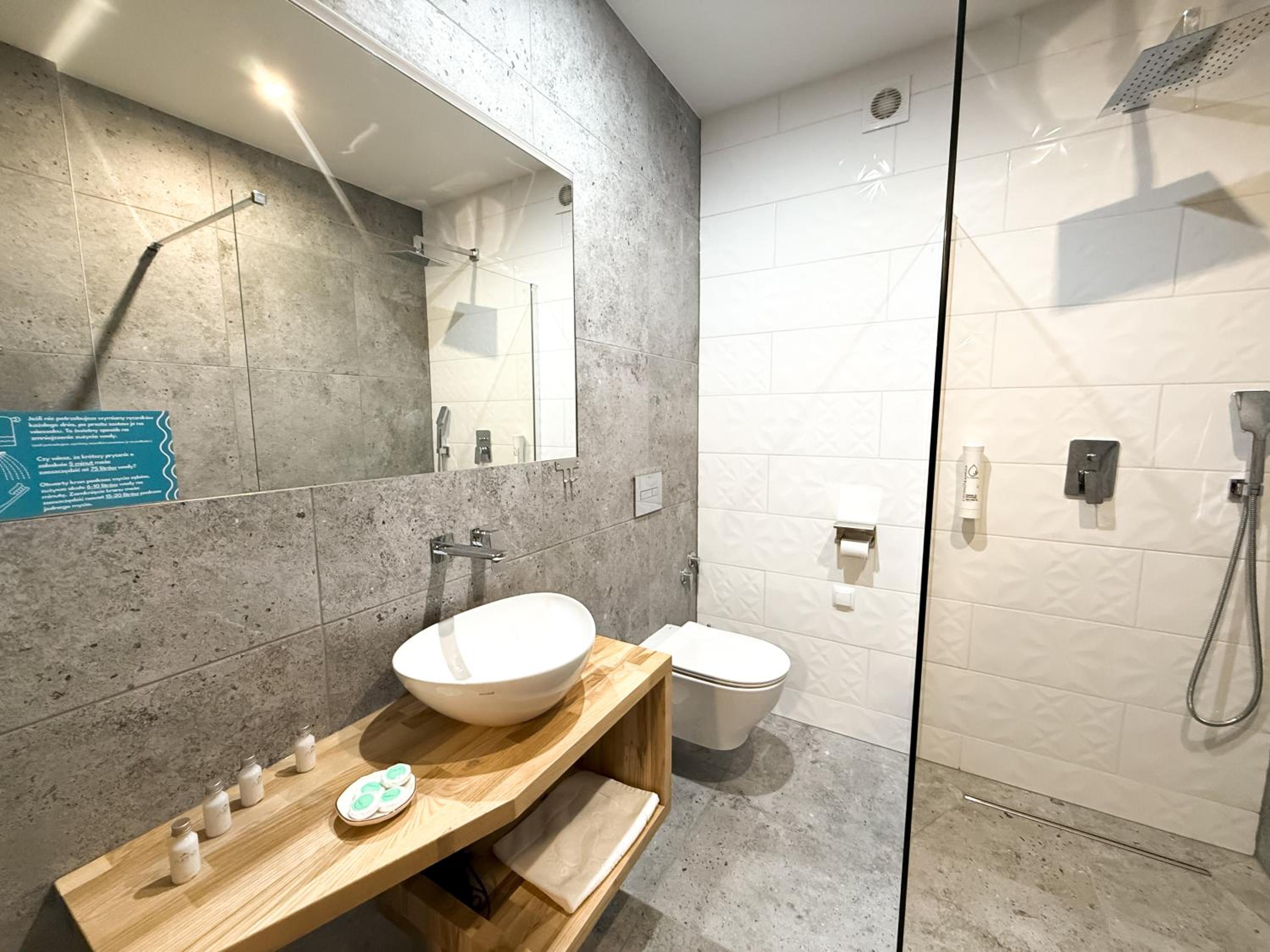Large Double Room - Photo 1