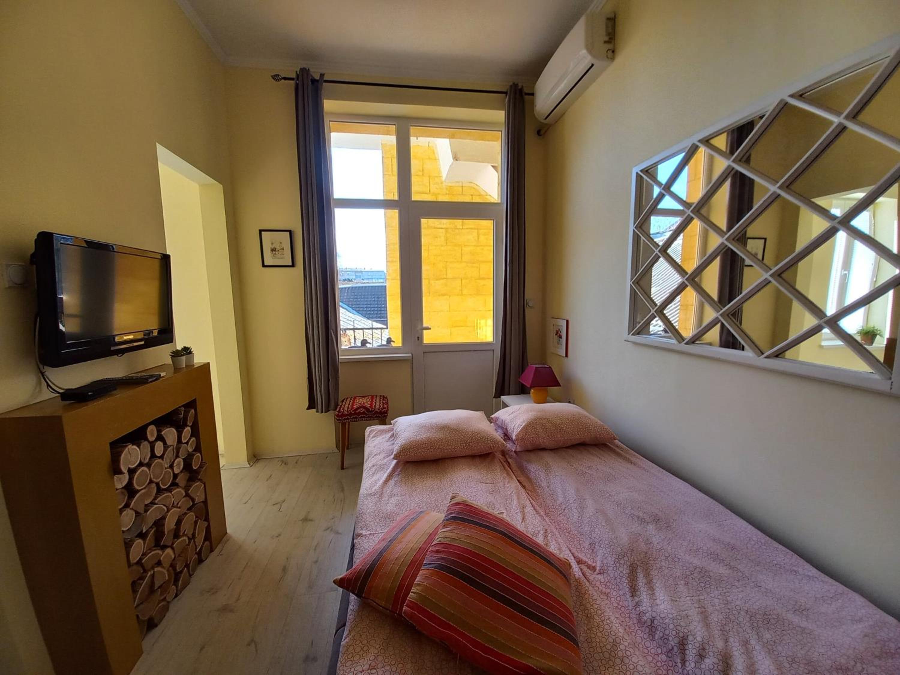 Studio Apartment with Balcony photo 3