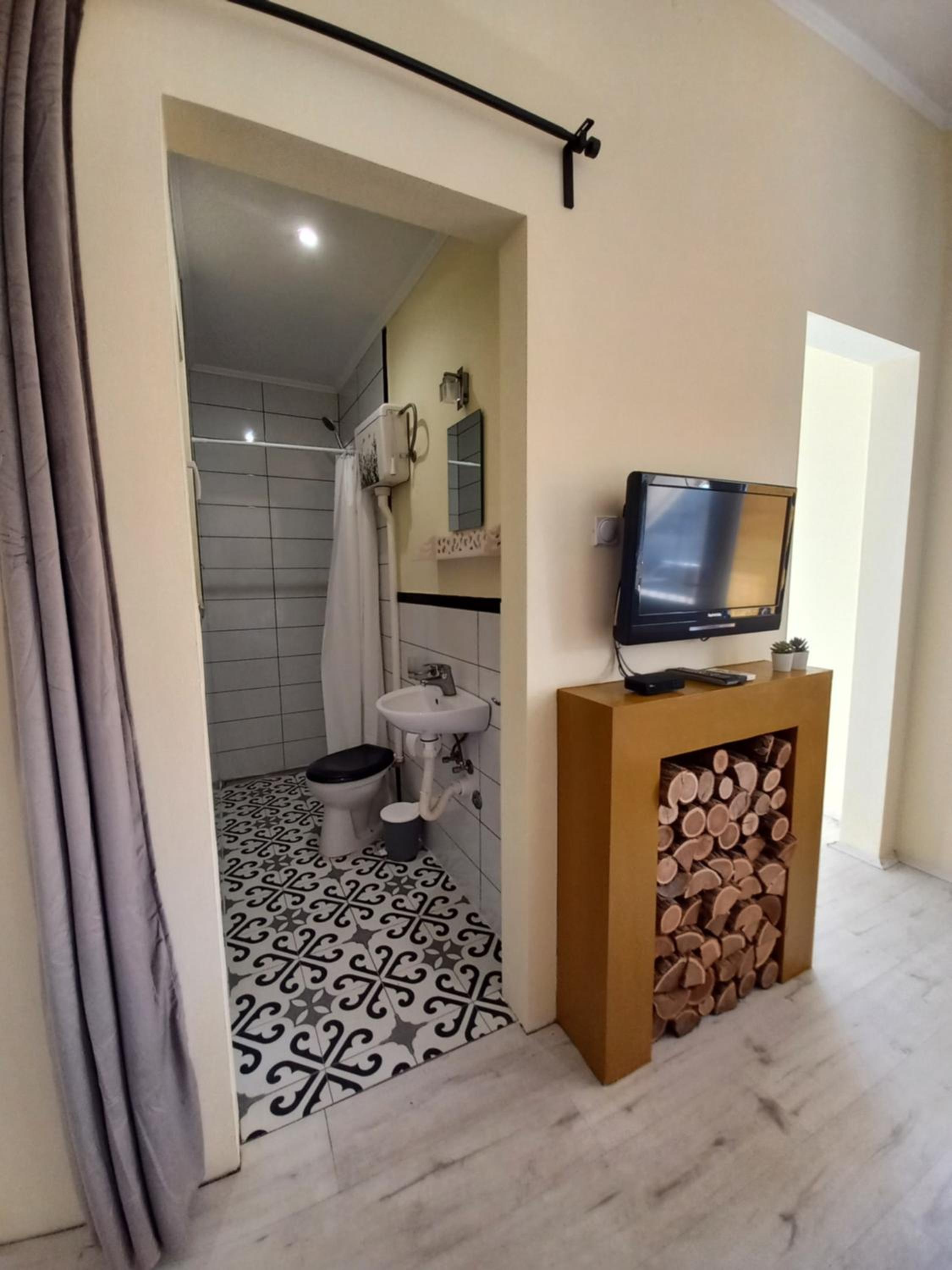 Studio Apartment with Balcony photo 1