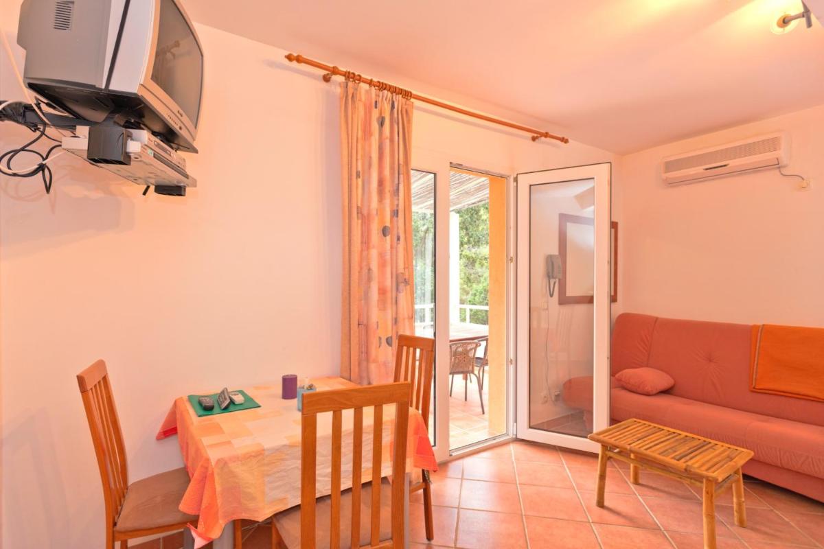 Apartment with Balcony photo 2