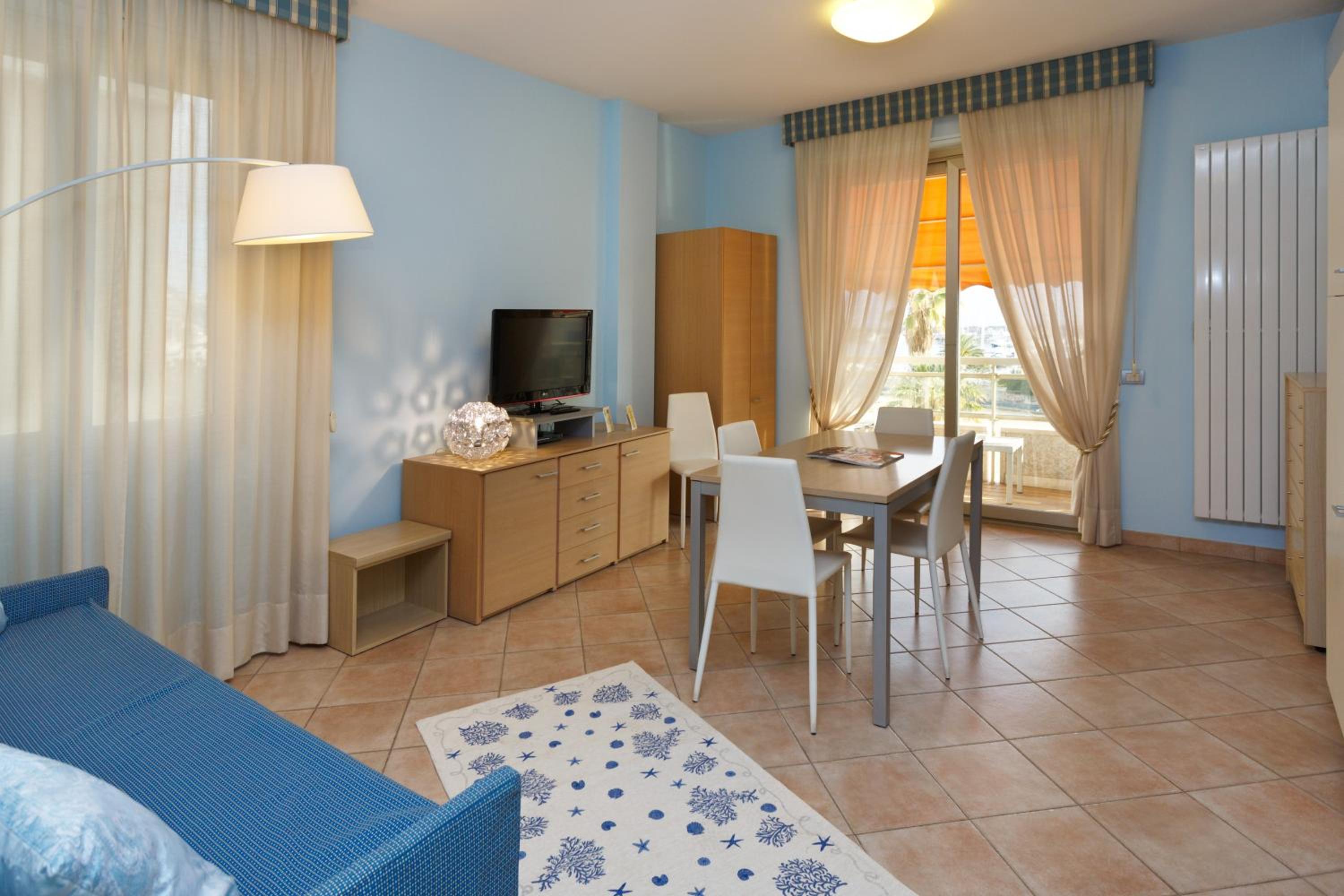 One-Bedroom Apartment with Balcony and Sea View - Photo 22