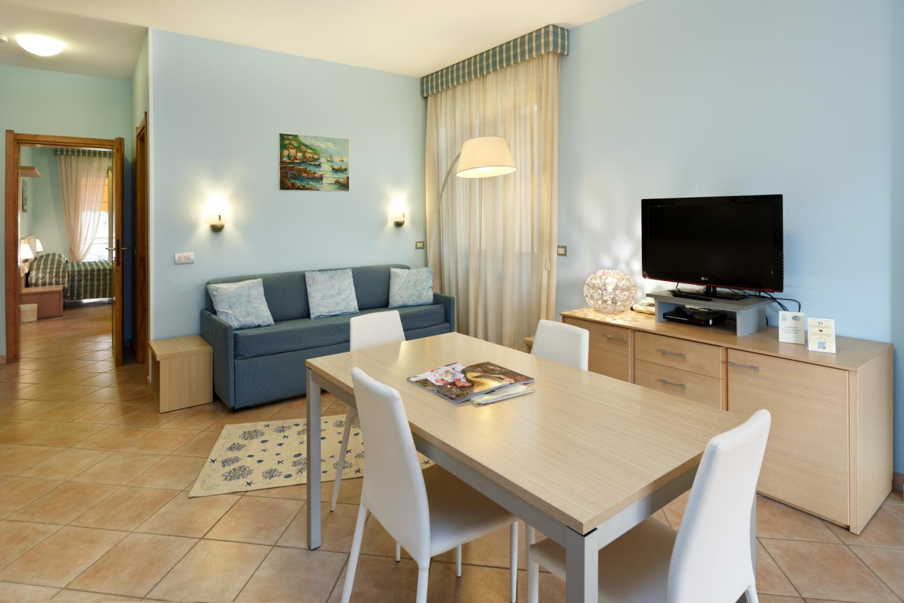 One-Bedroom Apartment with Balcony and Sea View - Photo 4