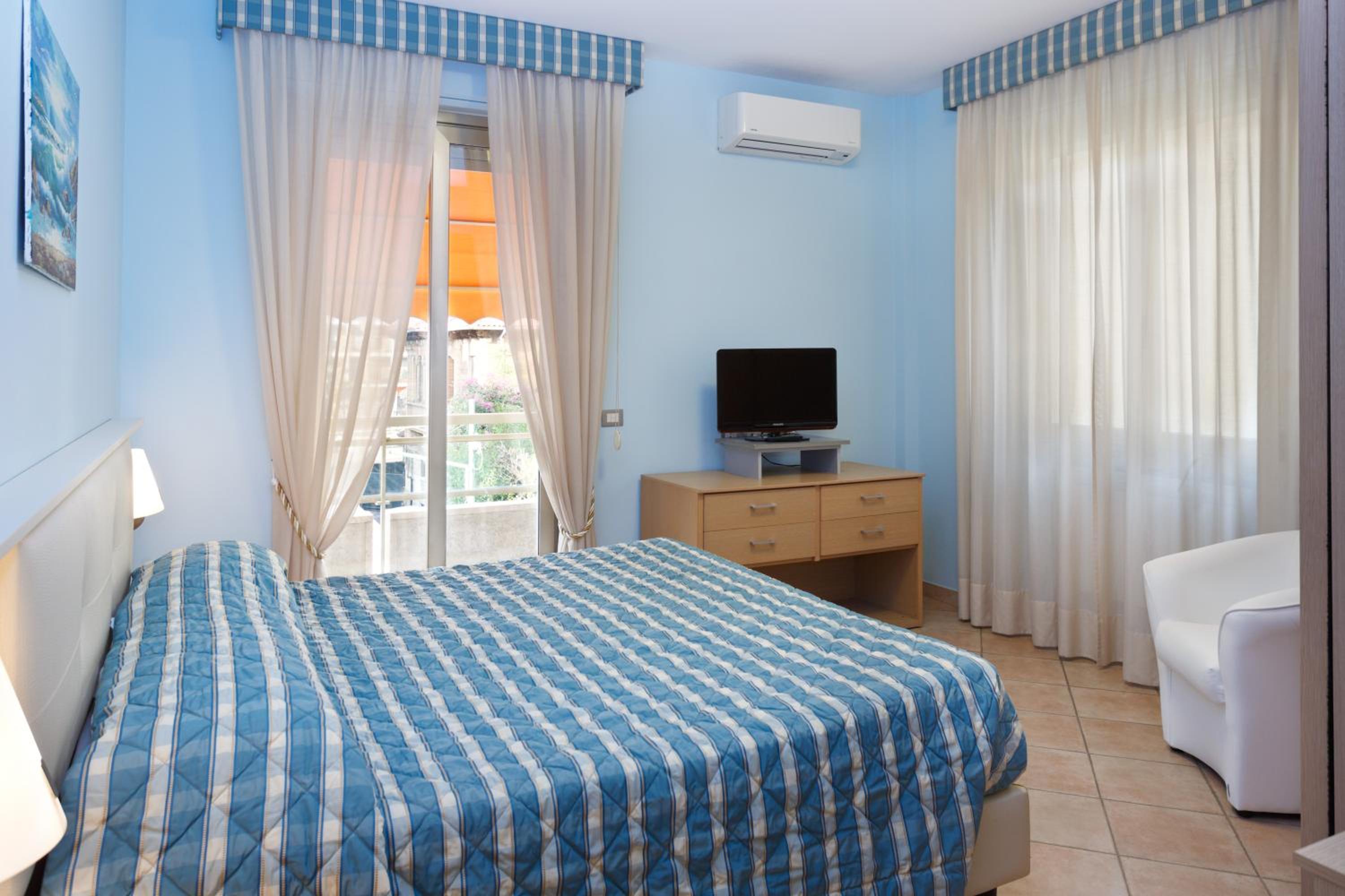 One-Bedroom Apartment with Balcony and Sea View - Photo 6